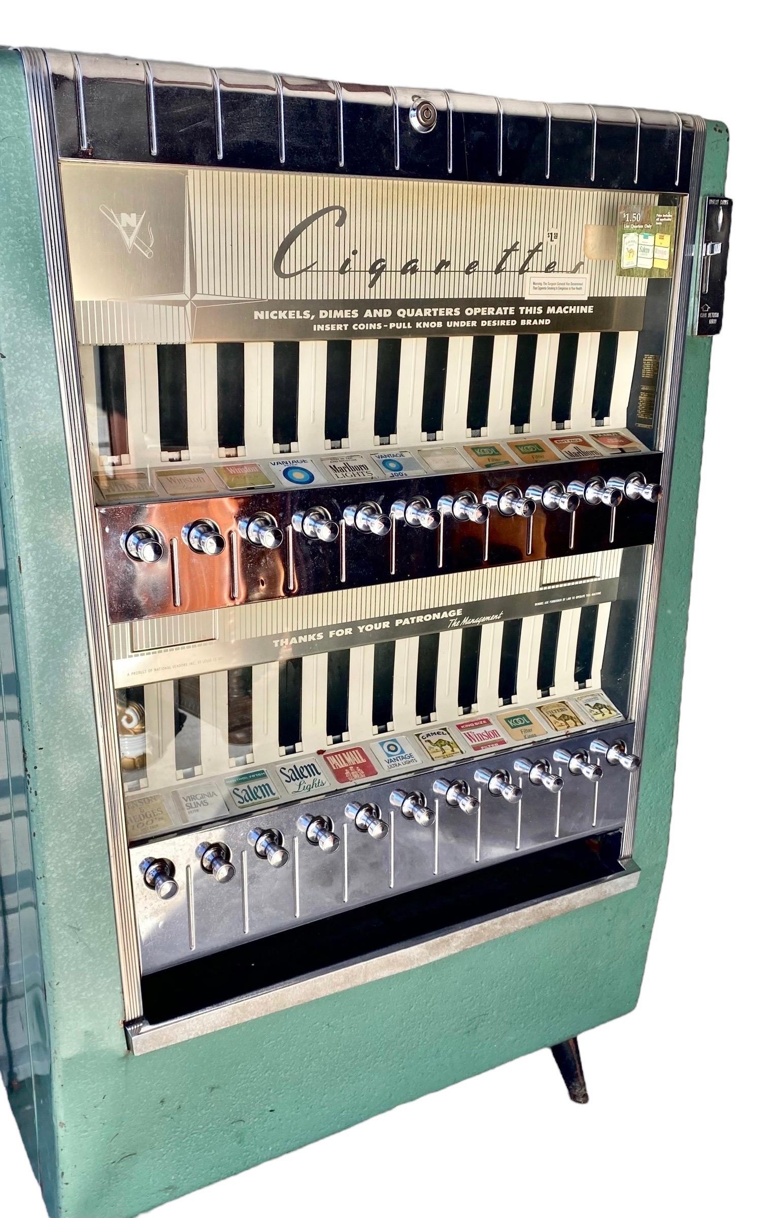 Máquina de cigarrillos moderna de mediados de siglo 1963 mediados del siglo XX en venta