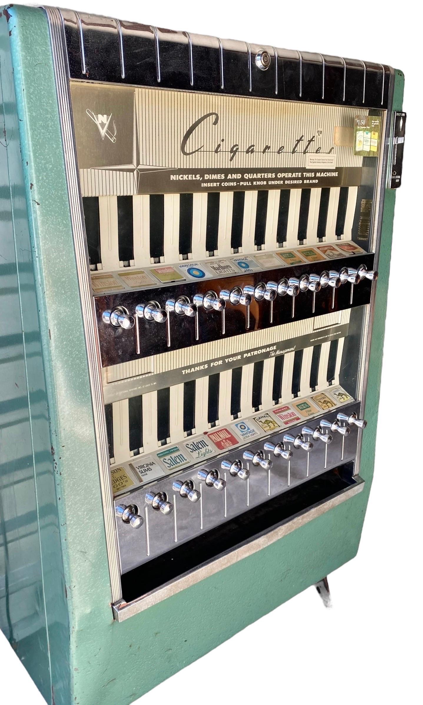 Máquina de cigarrillos moderna de mediados de siglo 1963 en venta 1