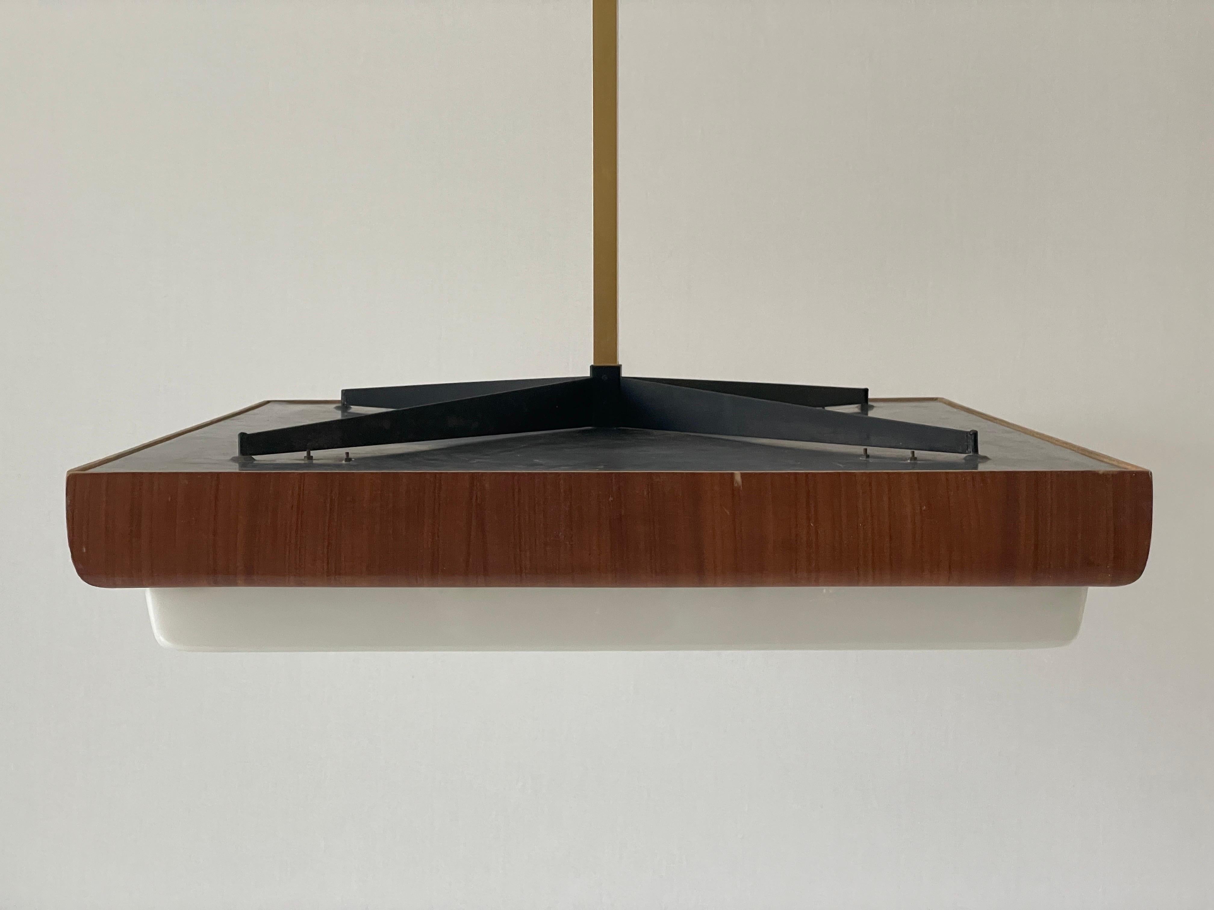 Lampada da soffitto per cinema-teatro moderna di metà secolo in Wood e Plexi, anni '50, Italia

Lampada da soffitto industriale con 3 tubi fluorescenti

Nota: la lampada contiene 3 diversi tipi di lampadine fluorescenti

Il paralume è in ottime