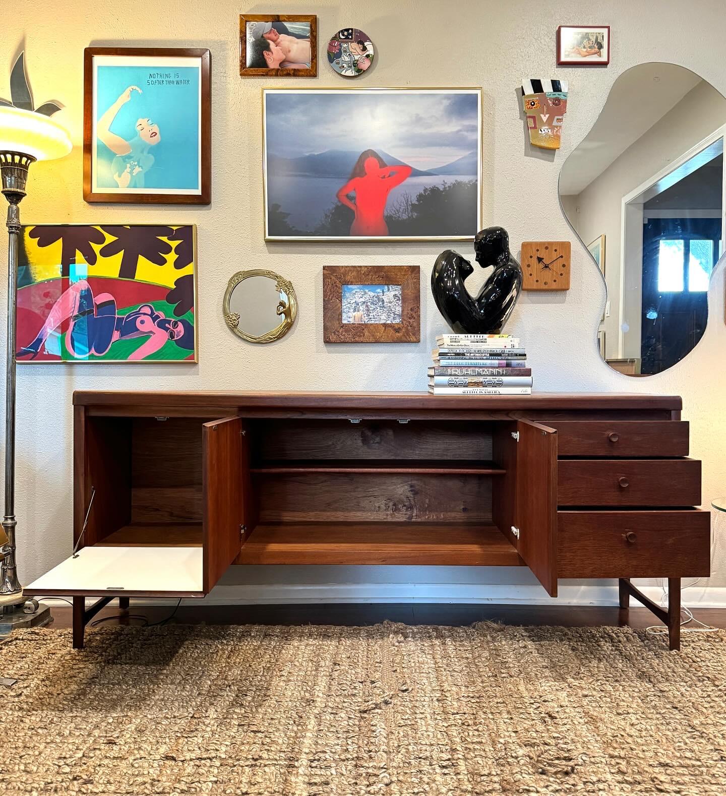 Mid century modern circles sideboard by Nathan Furniture, circa 1960s. Absolutely beautiful example of the classic ‘Circles’ sideboard by Nathan Furniture. Consists of 3 drawers, drop down drinks cabinet, and a 2 door cupboard. Overall in good