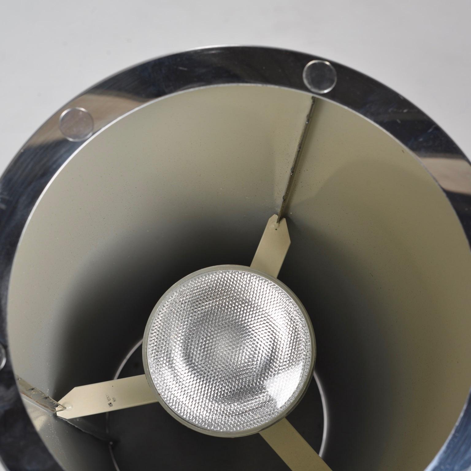 Mid Century Modern Circular Chrome Table Lamp In Good Condition For Sale In Los Angeles, CA