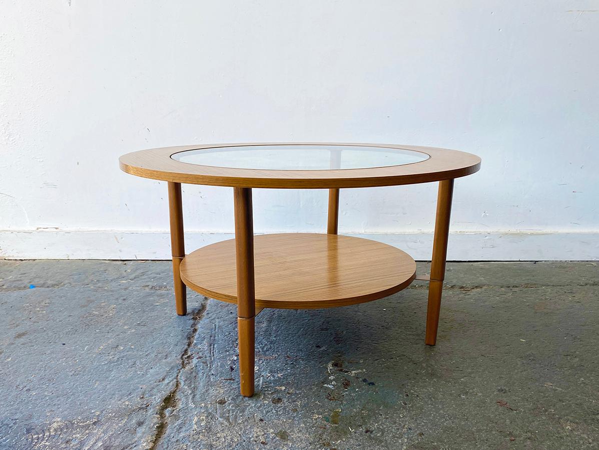 20th Century Mid-Century Modern circular coffee table by Schreiber For Sale