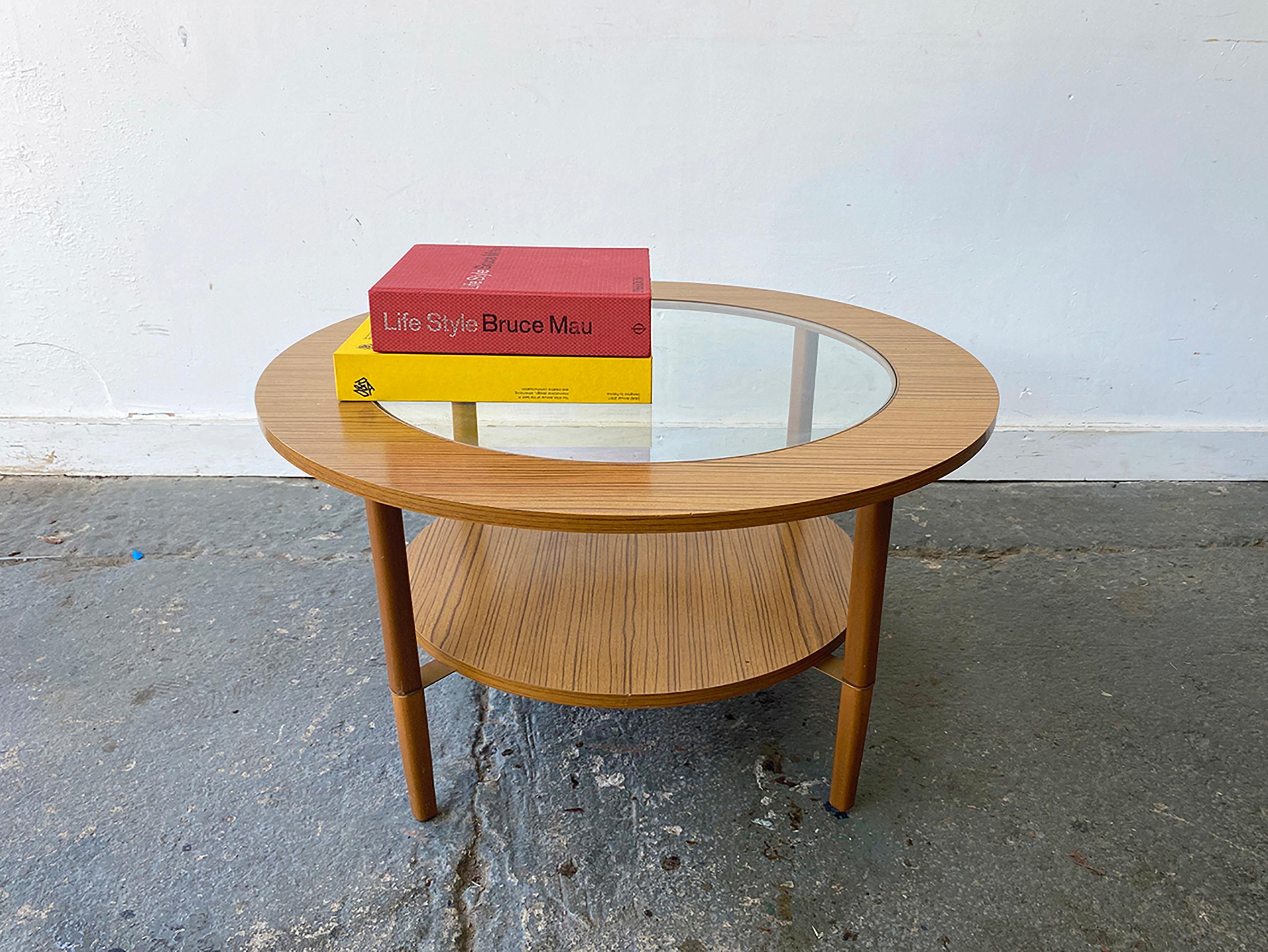 Mid-Century Modern circular coffee table by Schreiber For Sale 1