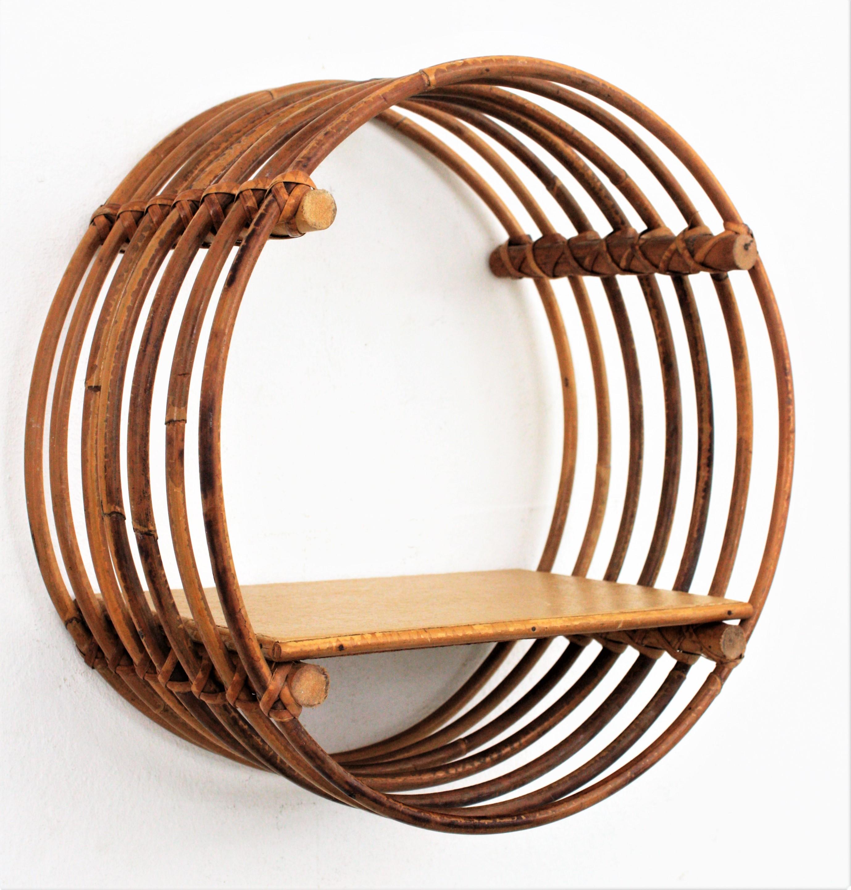 Mid-Century Modern Circular Rattan Wall Hanging Shelf, Spain, 1960s In Good Condition For Sale In Barcelona, ES