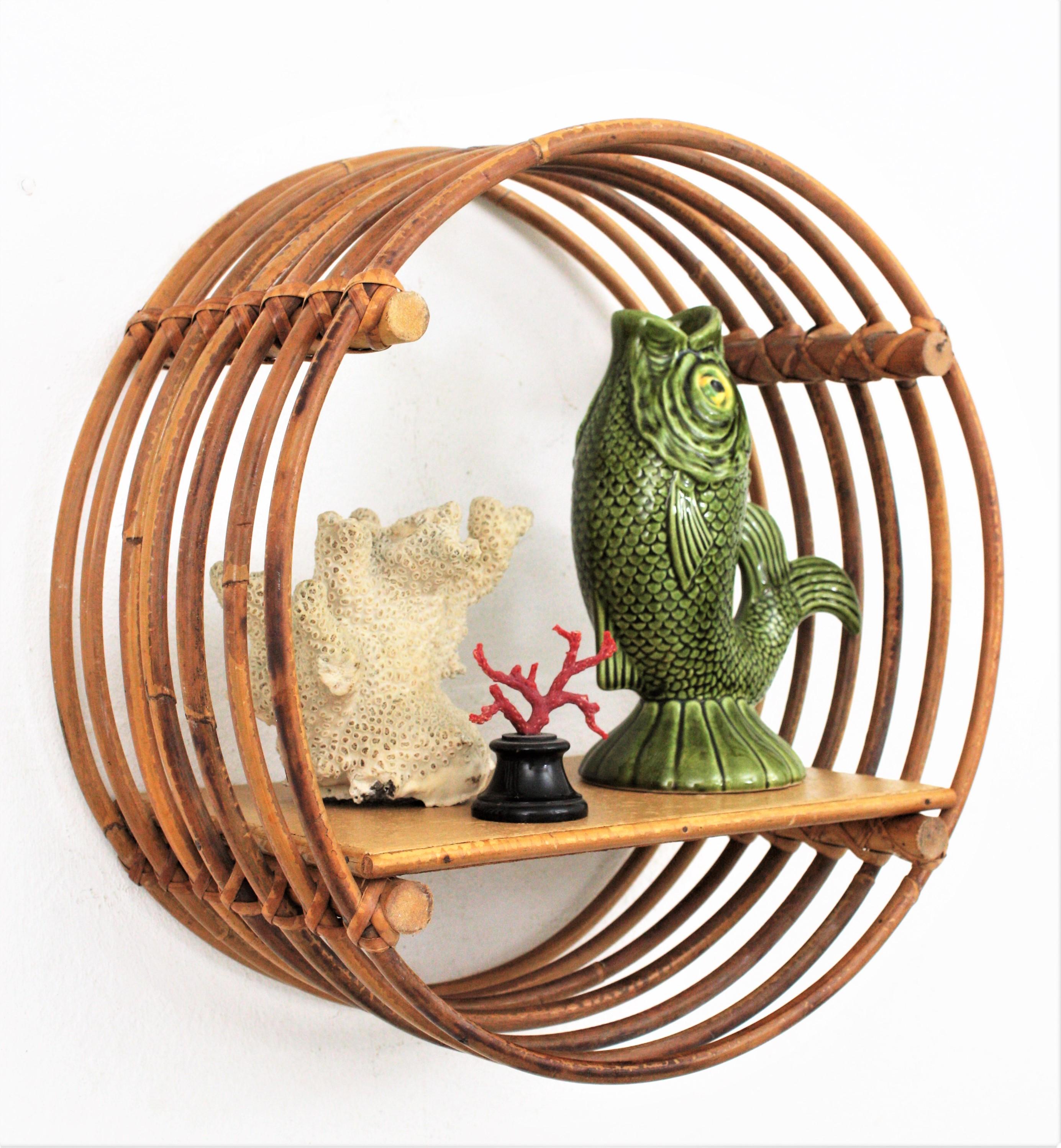 Handcrafted rattan and wood round wall shelf. Spain, 1950-1960.
This unusual shelf features 7 circular separate rattan strands crossed by 4 wooden sticks to hold the shelf surface.
A good choice in a beach or countryside house