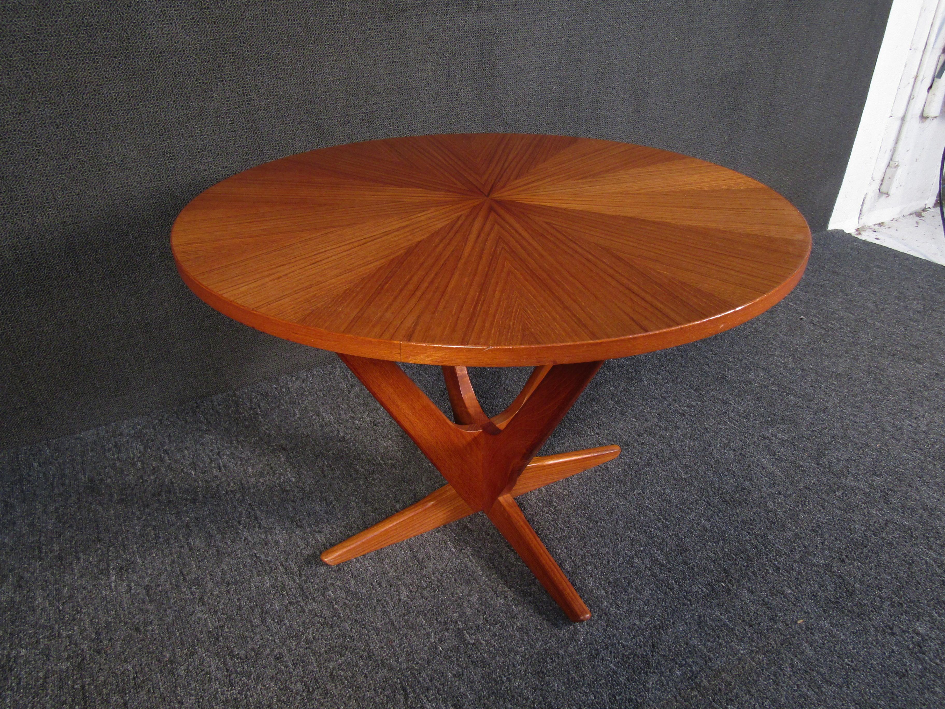 Mid-Century Modern Circular Side Table In Good Condition For Sale In Brooklyn, NY