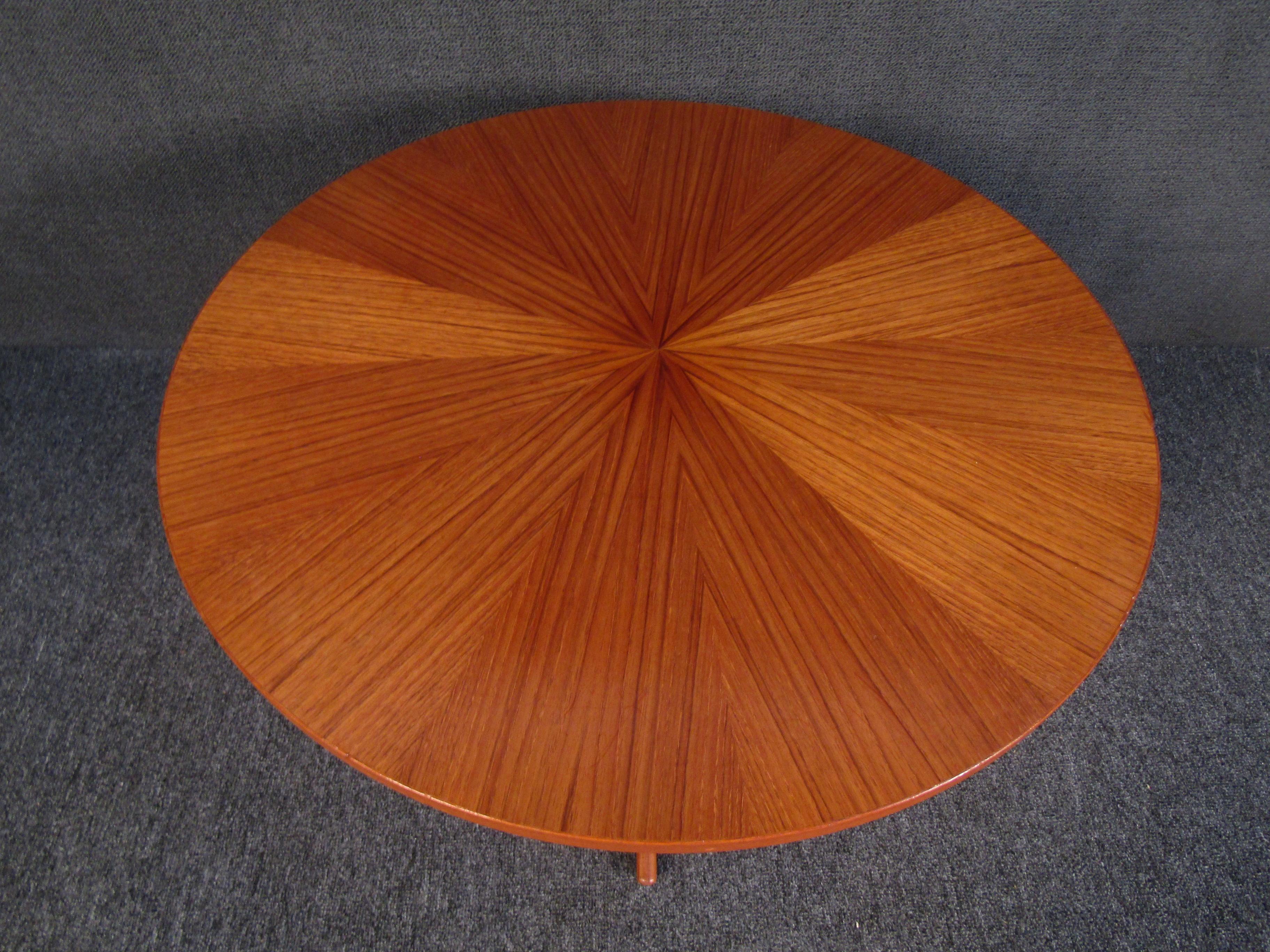 Mid-Century Modern Circular Side Table For Sale 1