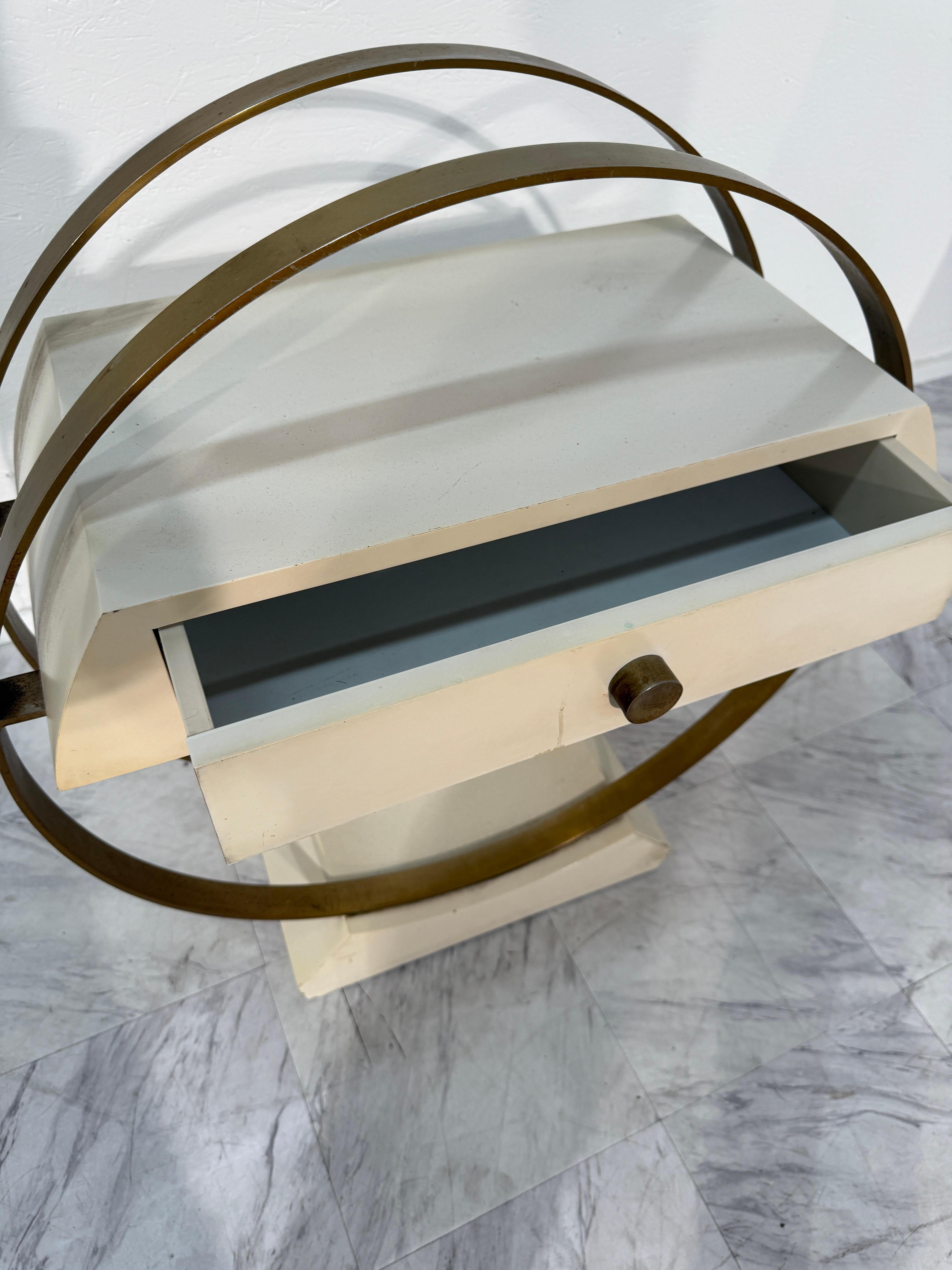 Legno Tavolino circolare moderno di metà secolo con cassetto in vendita