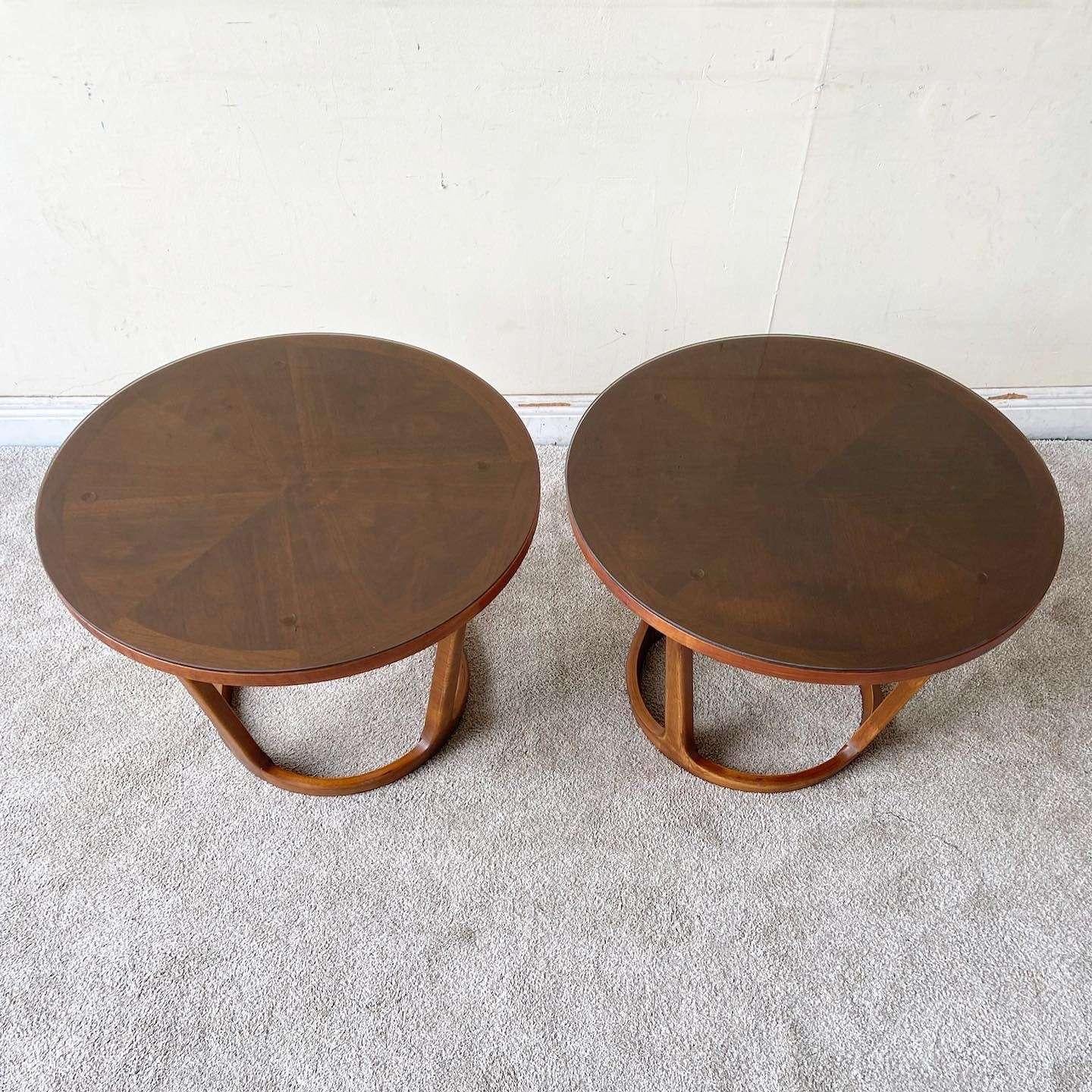 Exceptional mid-century modern round end table in walnut from the Rhythm Collection by Lane Furniture. In their brochure as Drum Table 997-22. It retains its original makers mark as well as model number 997.22 and serial numbers.
