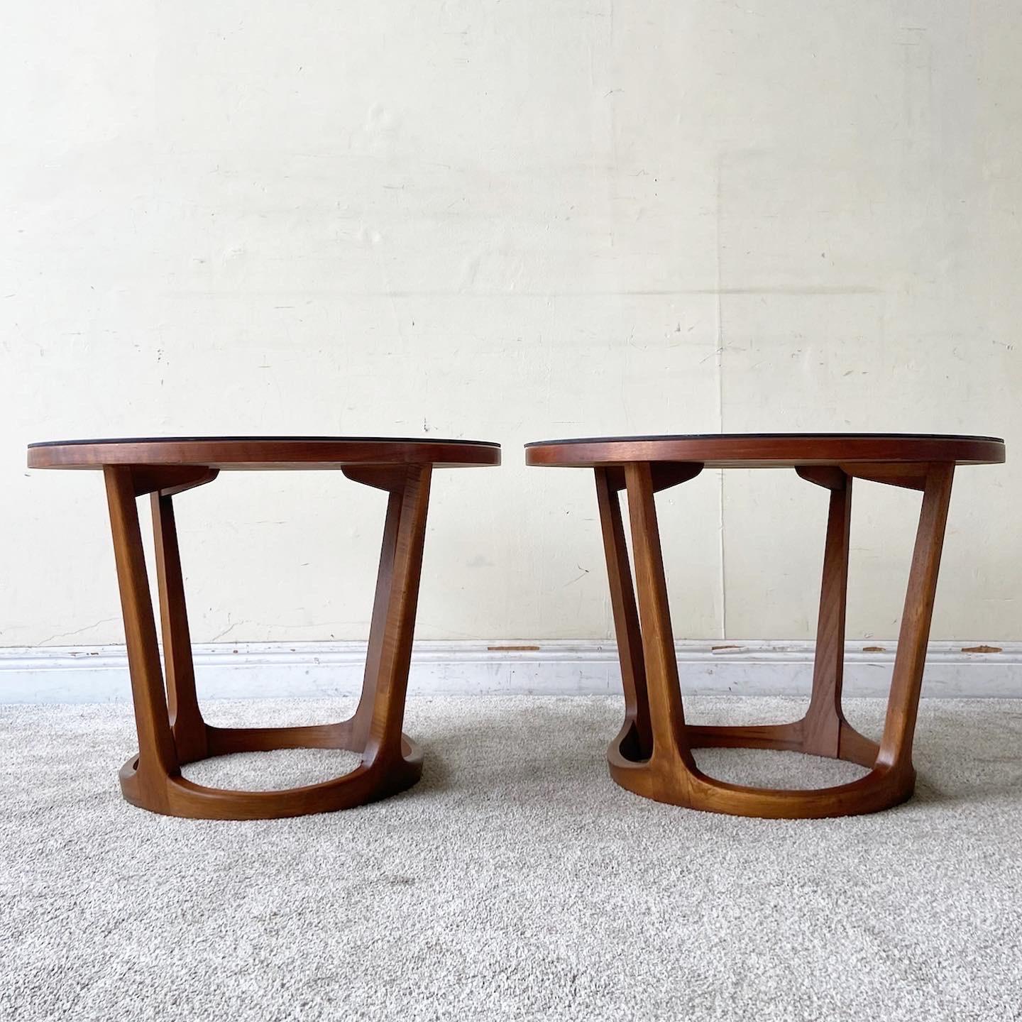 Exceptional Mid-Century Modern round end table in walnut from the Rhythm Collection by Lane Furniture. In their brochure as Drum Table 997-22. It retains its original makers mark as well as model number 997.22 and serial numbers.