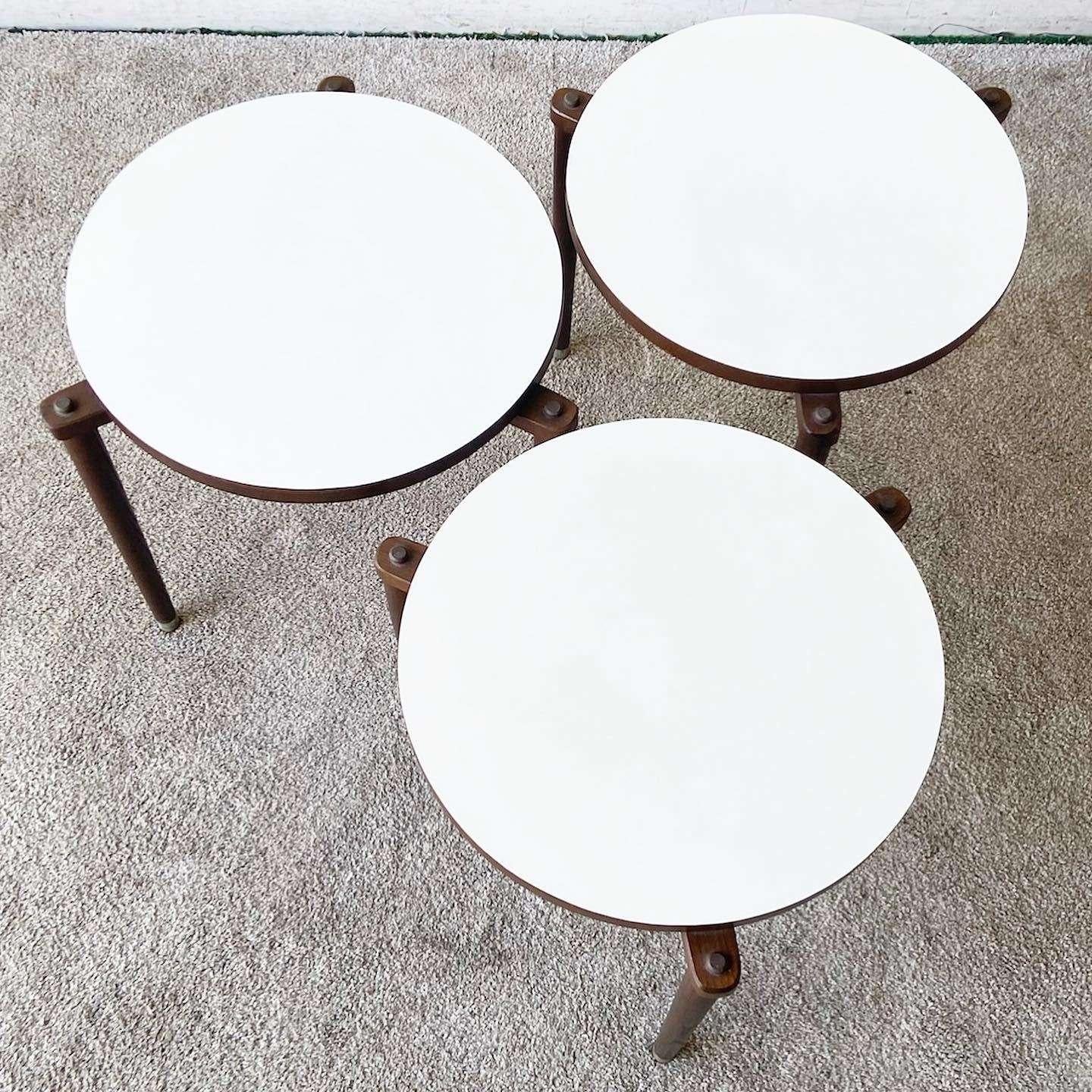 Moderne Beistelltische mit runder weißer Platte aus der Mitte des Jahrhunderts – 3er-Set im Zustand „Gut“ im Angebot in Delray Beach, FL