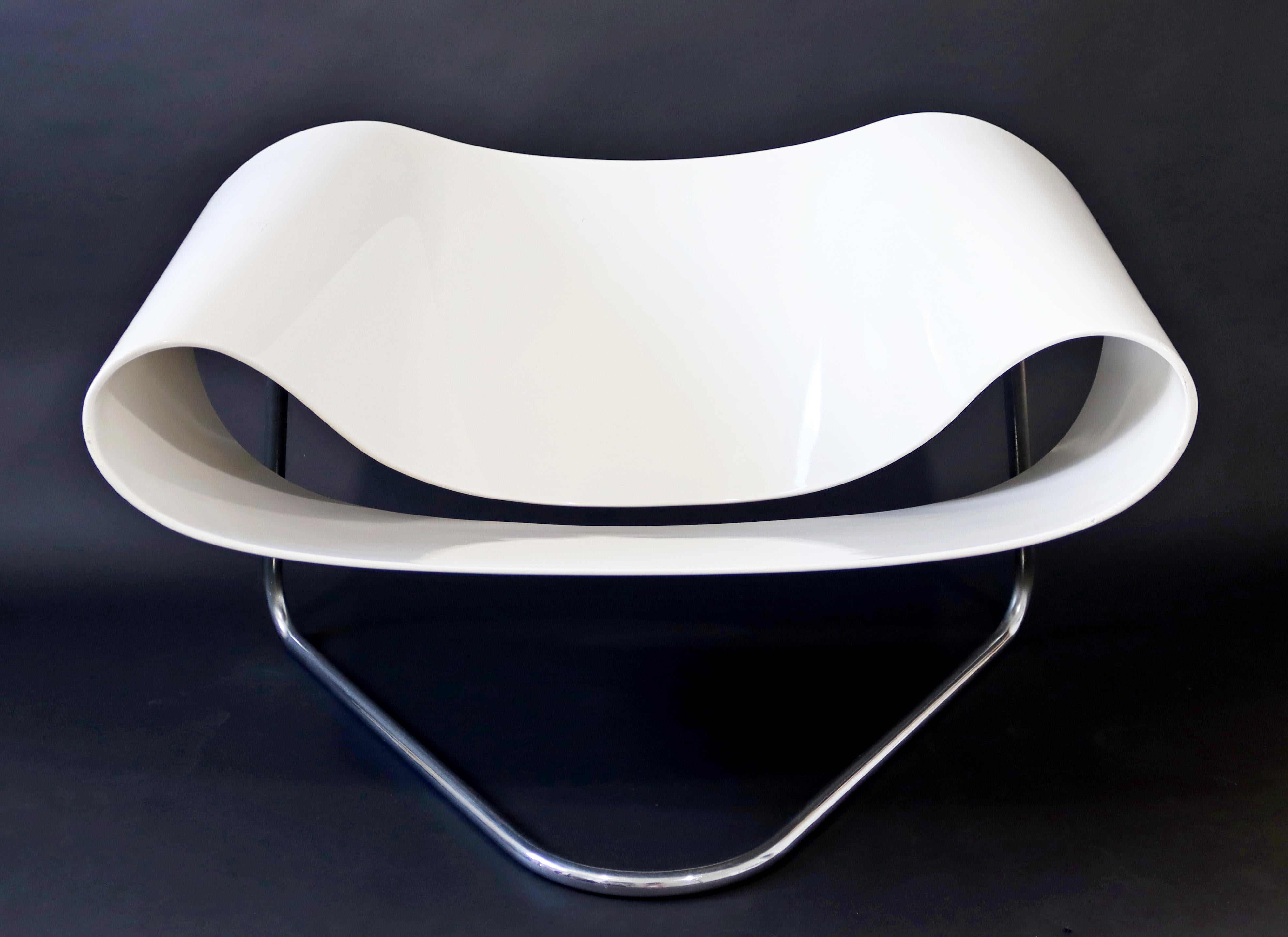 For your consideration is an outstanding, original CL9 Ribbon lounge chair, with a fiberglass seat, by Franca Stagi for Bernini, made in Italy, circa 1961. In very good vintage condition. The dimensions are 36