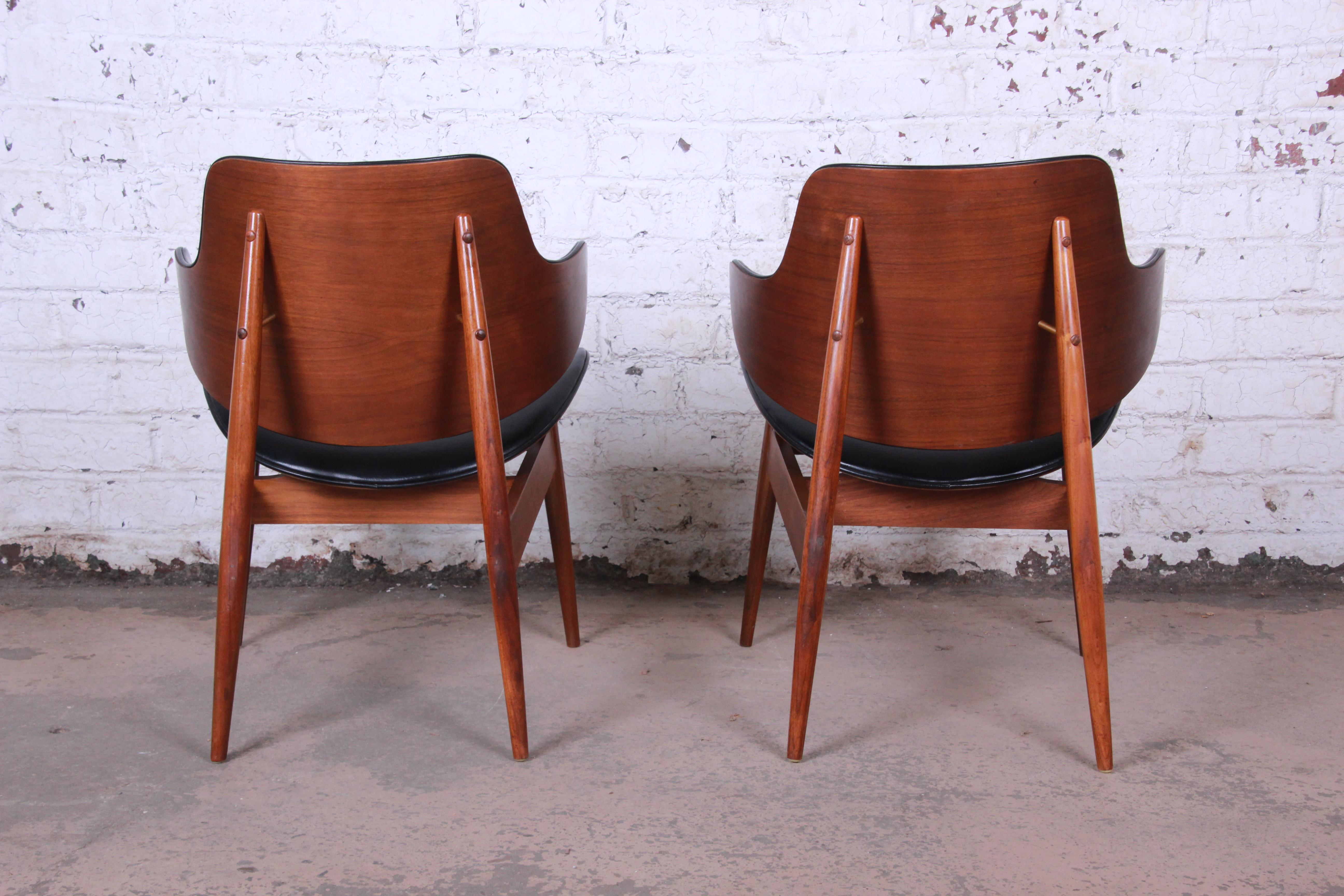 Mid-Century Modern Clam Shell Chairs by Seymour J. Wiener for Kodawood, 1960s In Good Condition In South Bend, IN