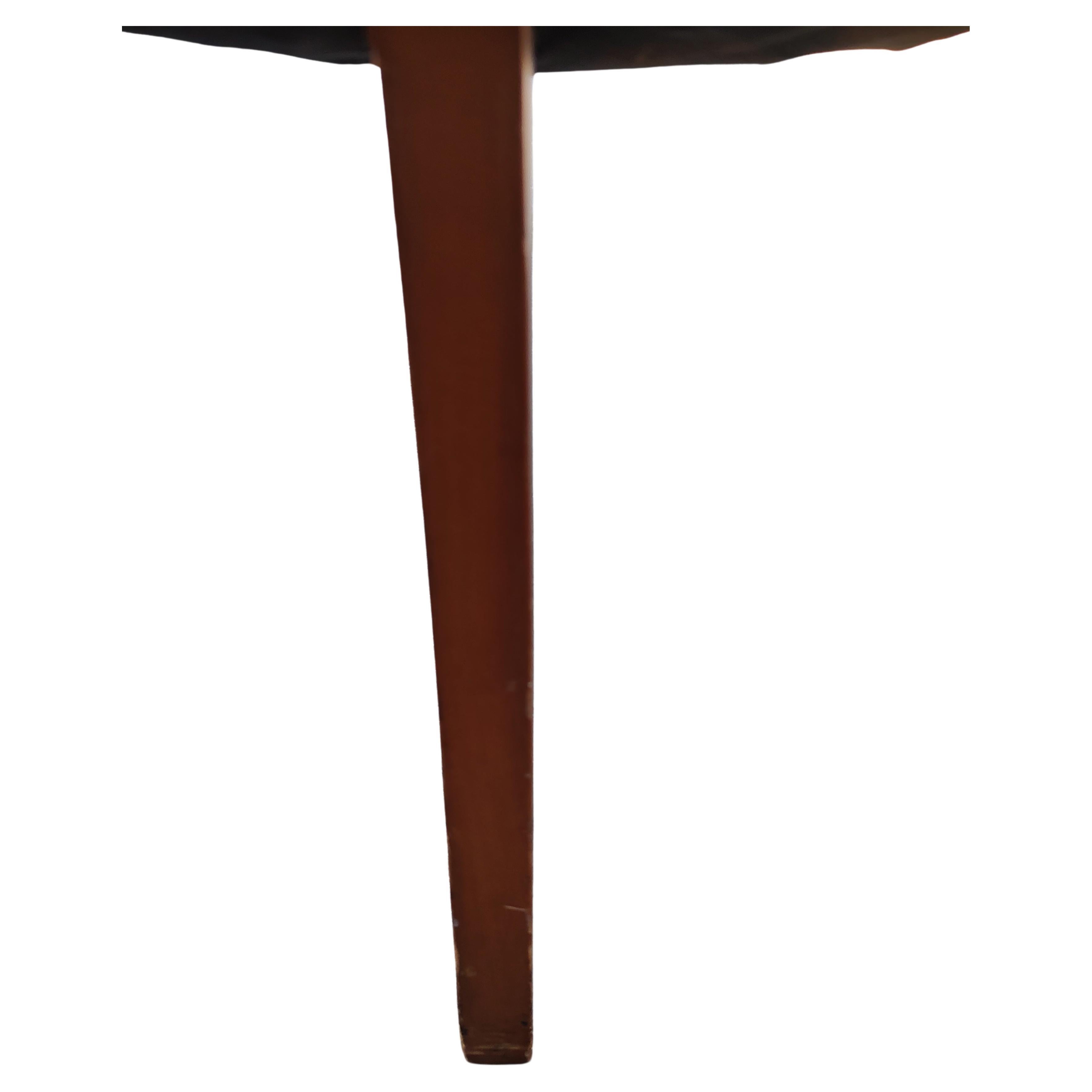 Fait main Set de 6 chaises de salle à manger en faux cuir noir Classic Mid Century Modern C1960 en vente