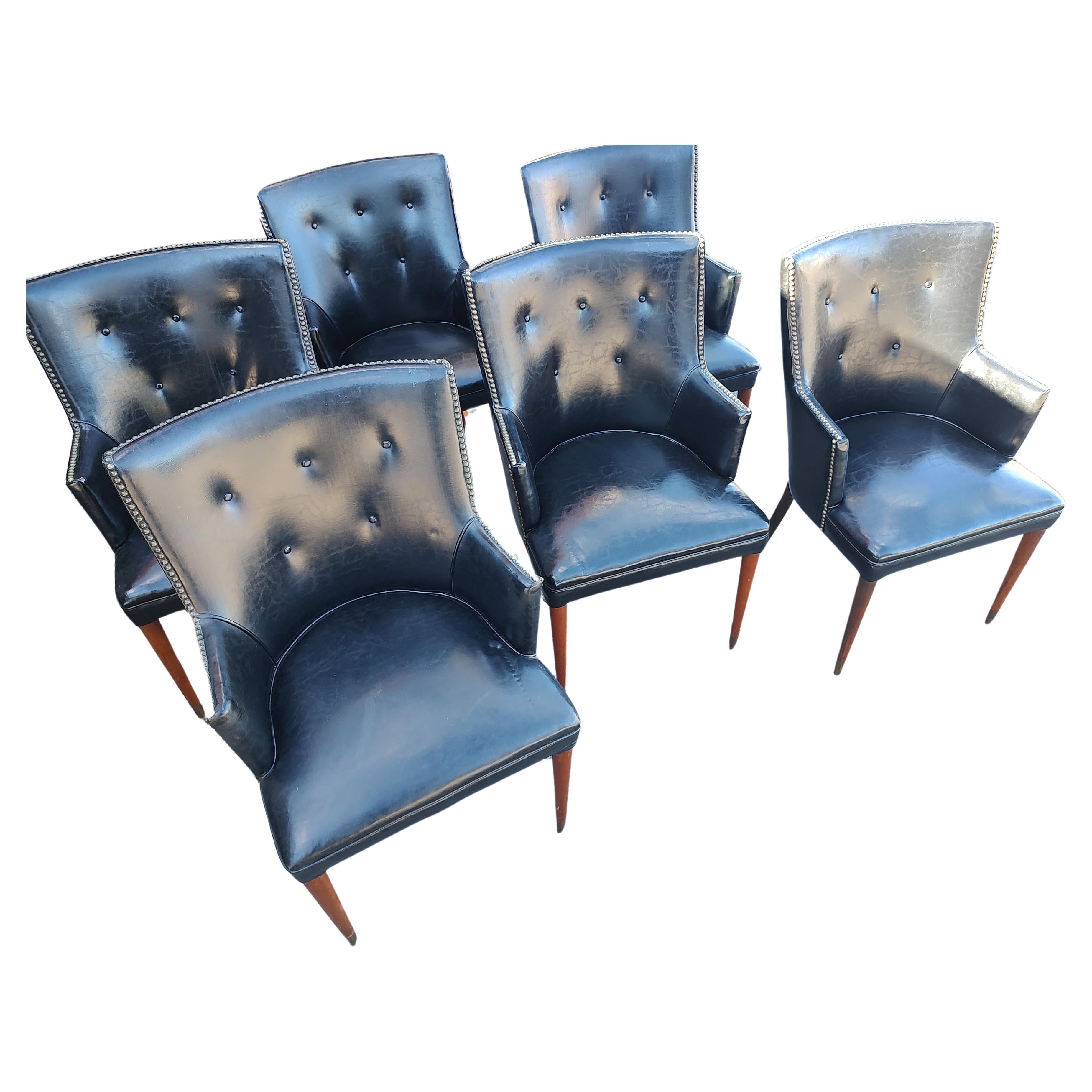 Laiton Set de 6 chaises de salle à manger en faux cuir noir Classic Mid Century Modern C1960 en vente