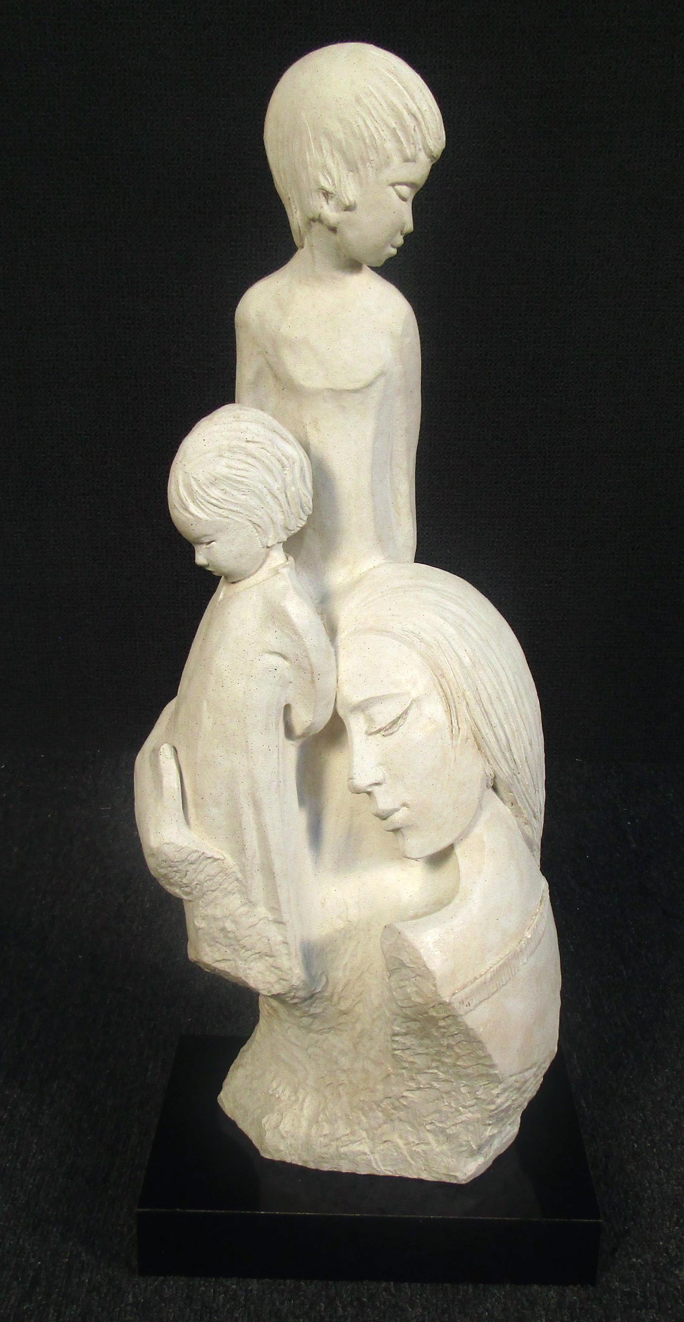 Sculpture moderne vintage représentant une mère et deux enfants. Cette sculpture unique et magnifiquement détaillée serait un ajout magnifique à toute collection d'art, et serait magnifique sur votre manteau de cheminée ou votre