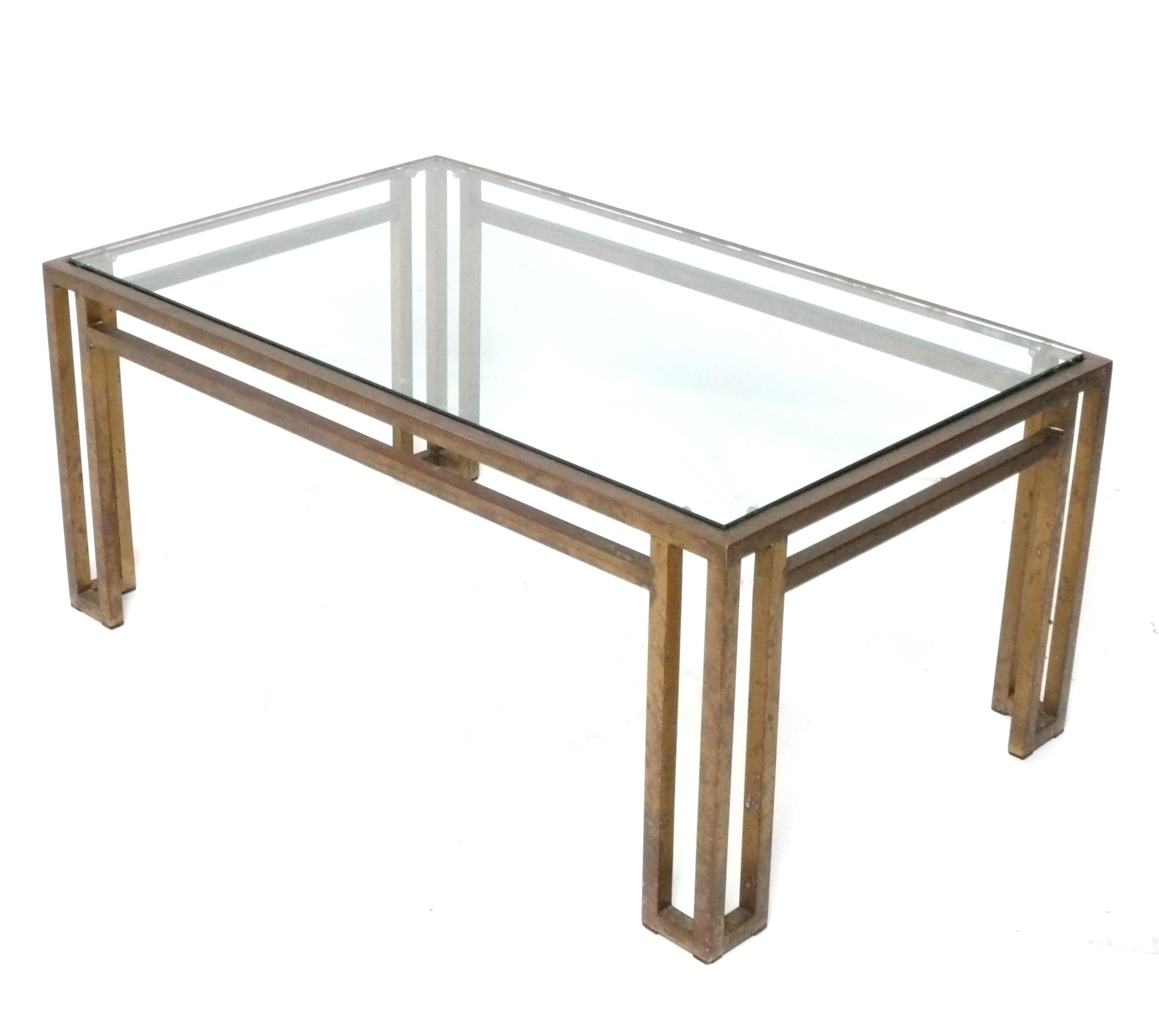 Mesa de centro de latón de líneas limpias, Mid Century Modern, Estados Unidos, hacia 1960. Tiene una pátina general moteada.