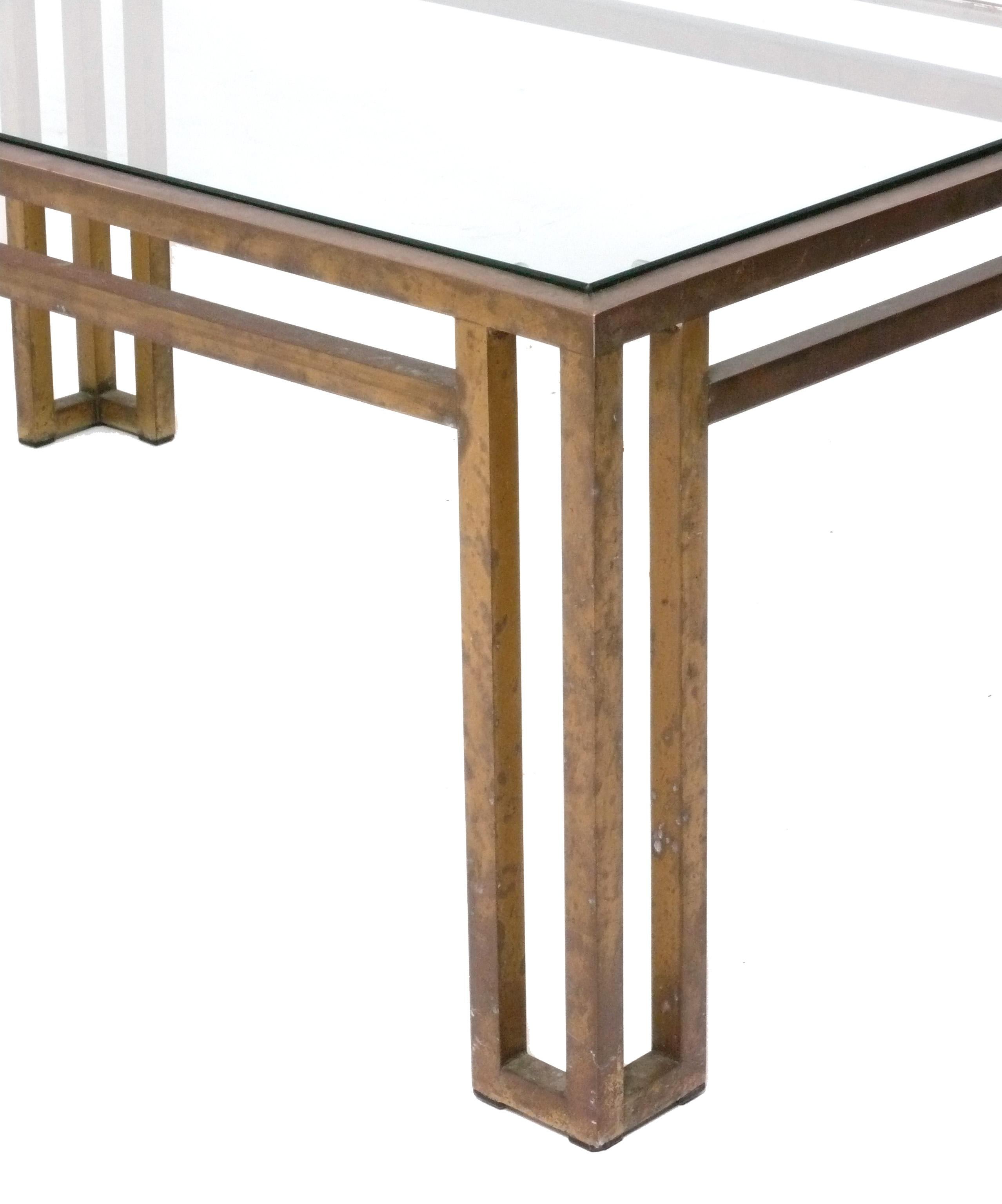 Mesa de centro de latón de líneas limpias, moderna de mediados de siglo, con mucha pátina Moderno de mediados de siglo en venta