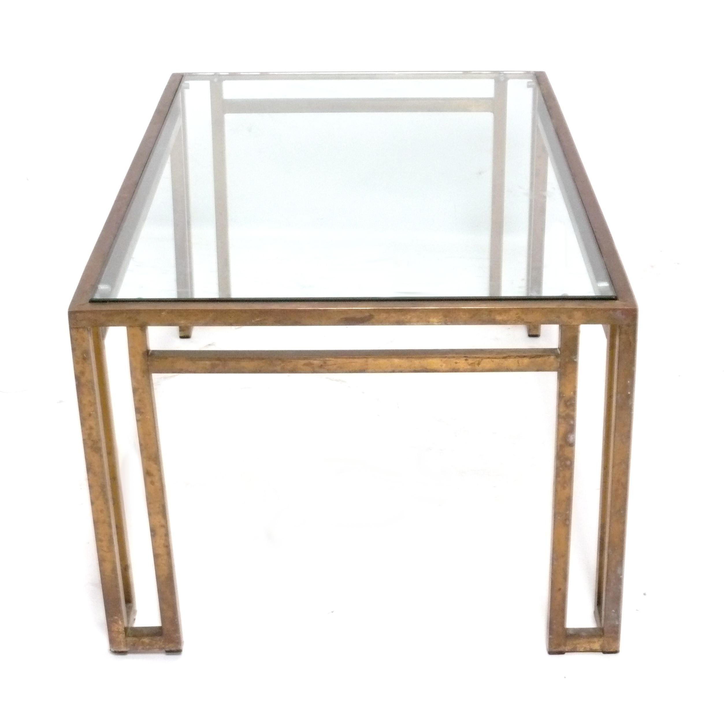 Mesa de centro de latón de líneas limpias, moderna de mediados de siglo, con mucha pátina Estadounidense en venta