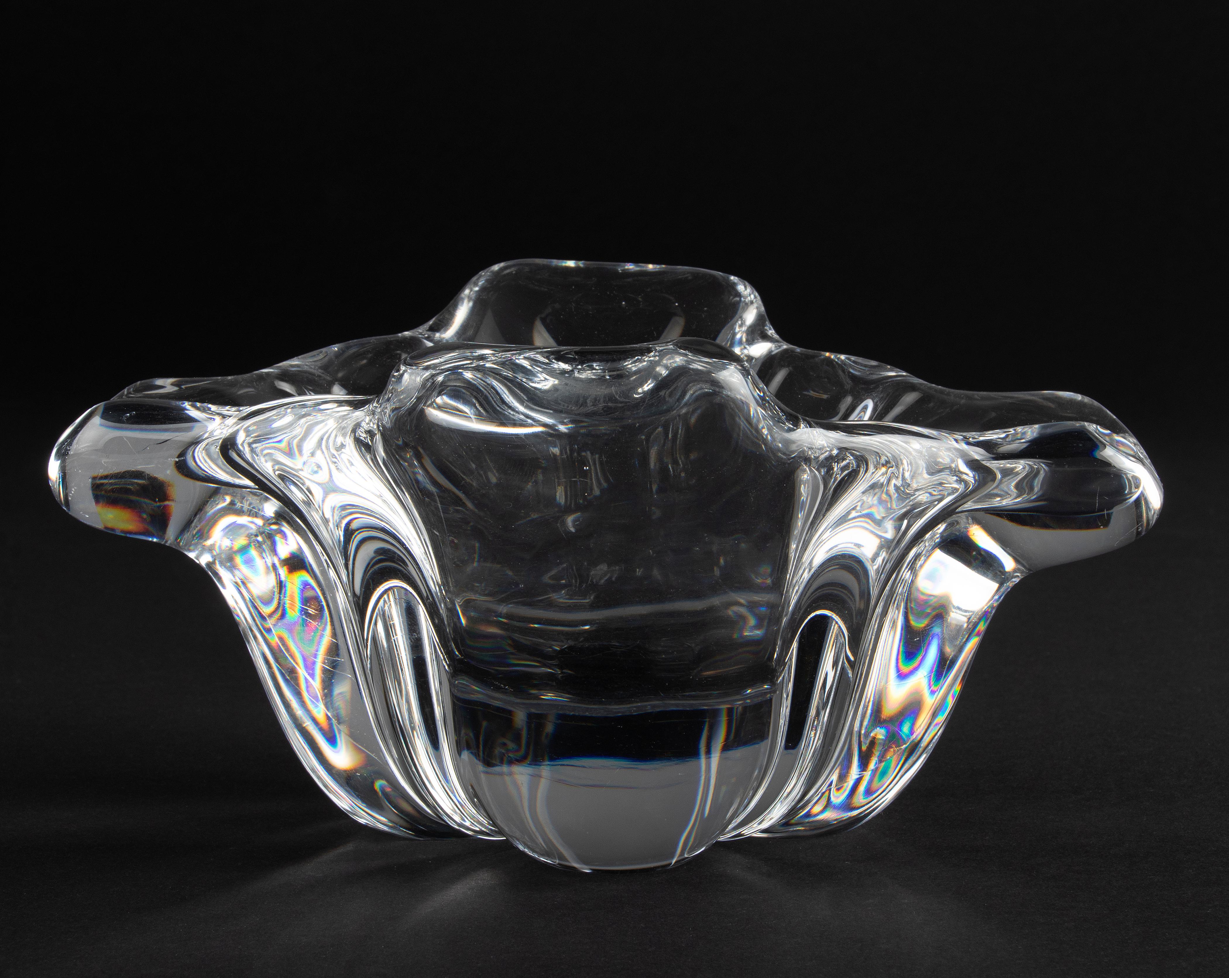 Beautiful crystal bowl from the Belgian brand Val Saint Lambert. The bowl is made of heavy / thick-walled crystal, very clear in color and has a beautiful free shape. The bowl is signed on the bottom. In very good condition.