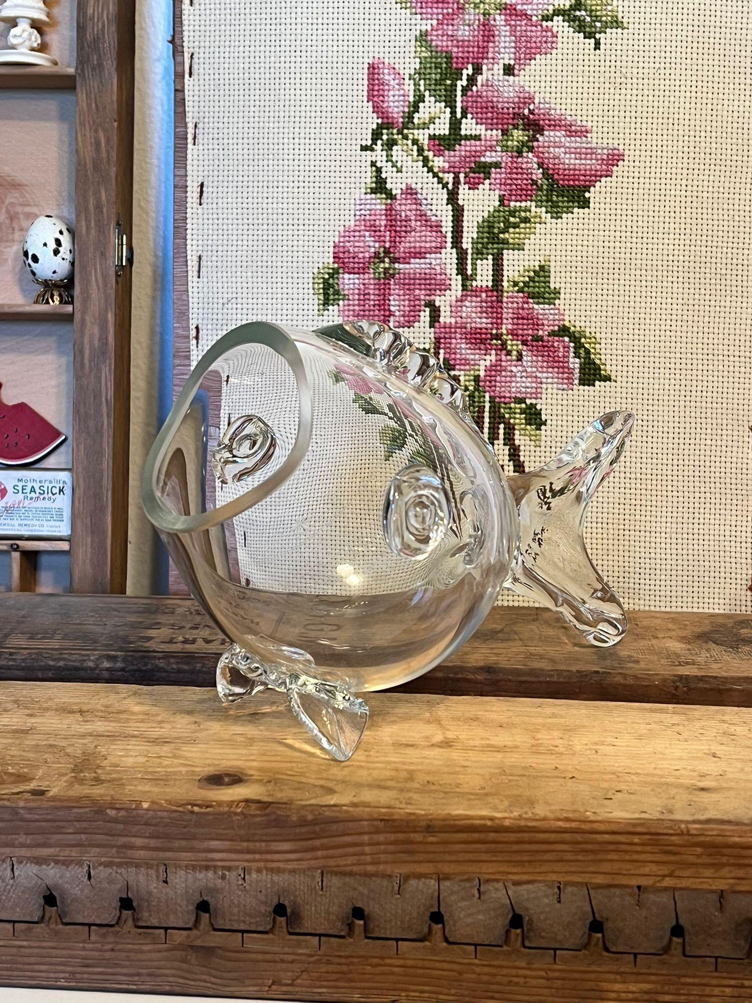 Style Blenko, sans marque. Poisson transparent de style Mid Century Modern. Peut être utilisé comme vase ou simplement comme décoration. Condition Vintage comme illustré. L'annonce ne concerne que l'article décrit.

Dimensions. 9 