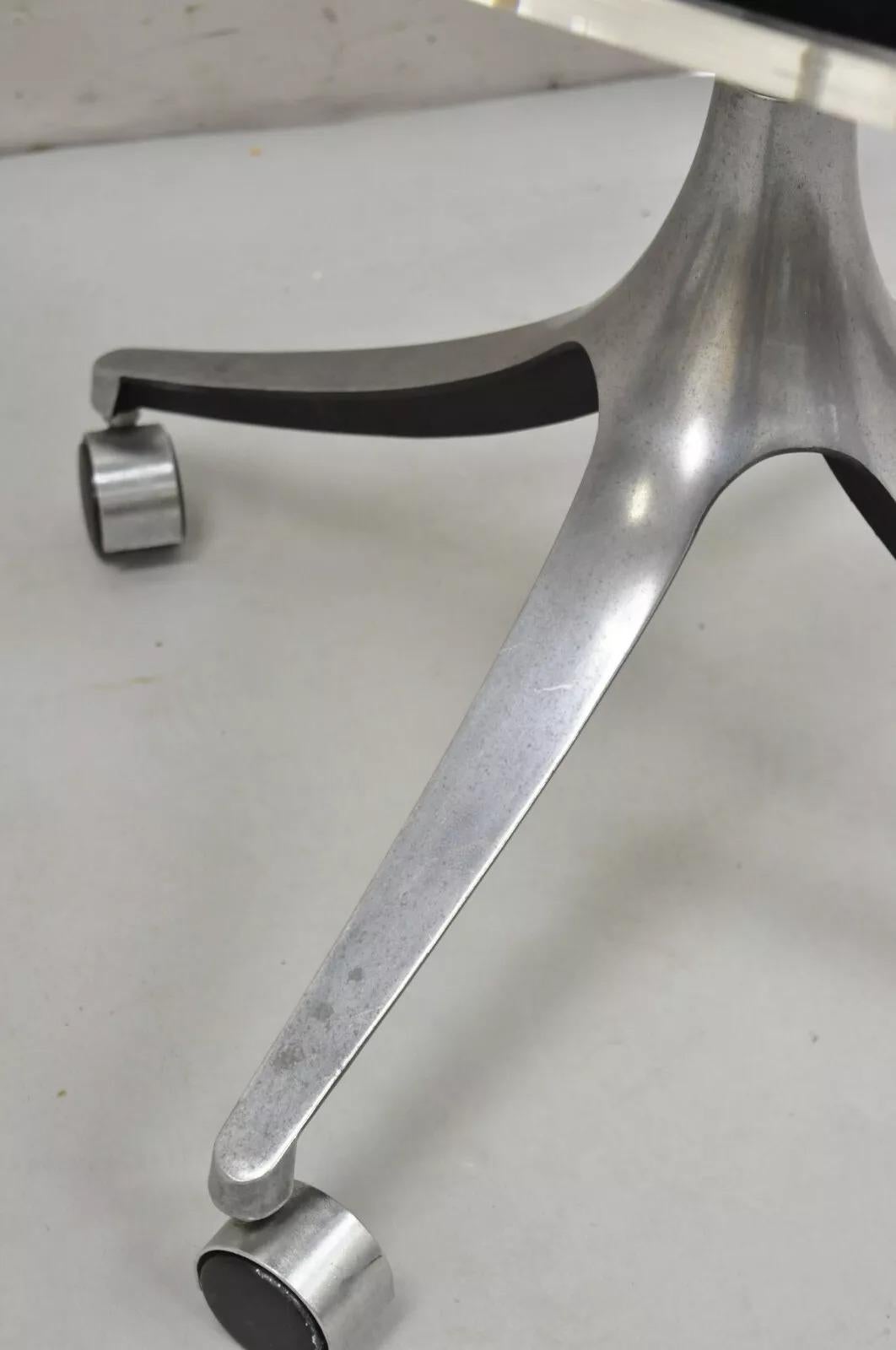 Sedia da scrivania girevole con base a scacchiera in alluminio Clear Lucite Modern di metà secolo in vendita 5