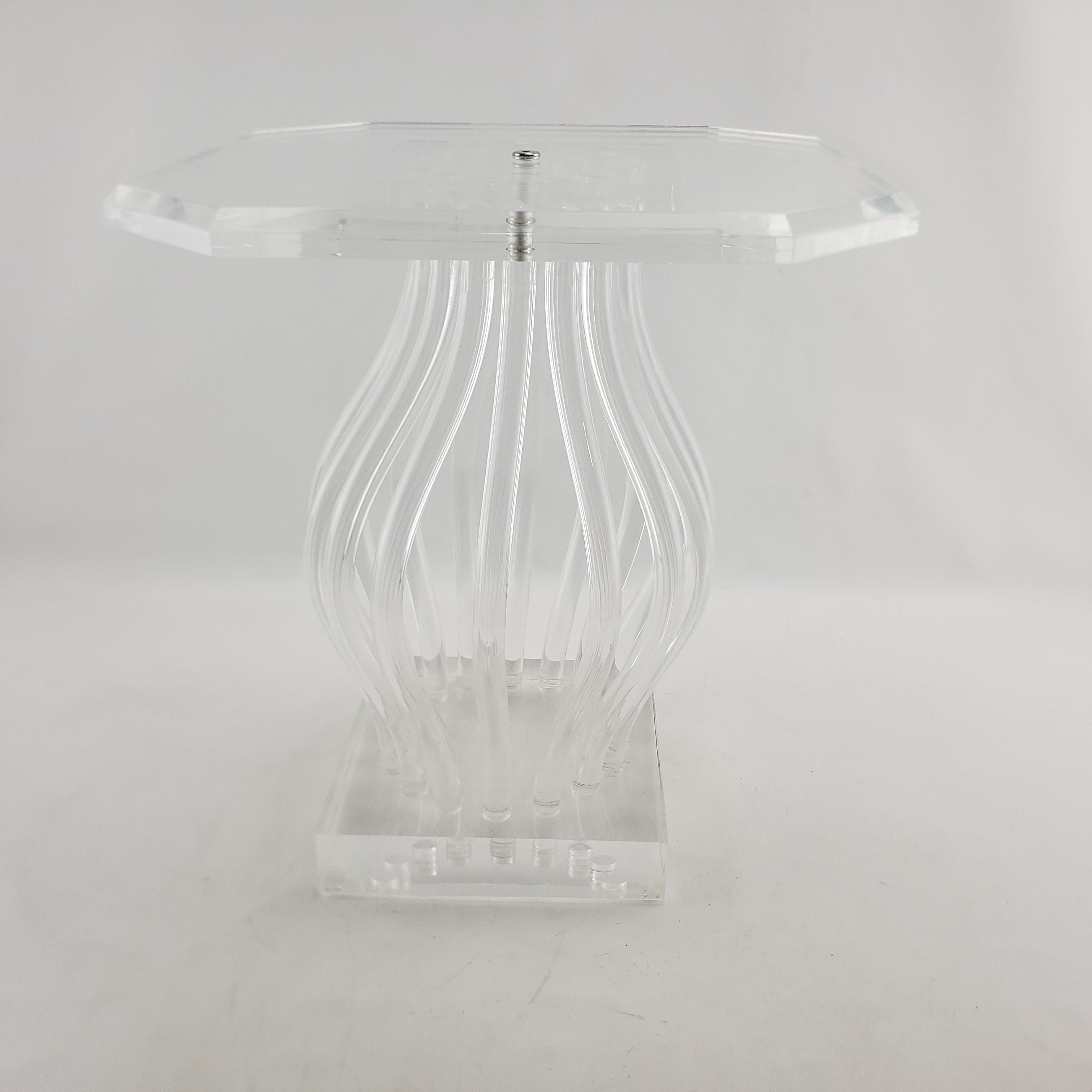 Mid-Century Modern Clear Lucite & Chrome 'Ghost' Side Accent Table or Pedestal In Good Condition For Sale In Hamilton, Ontario