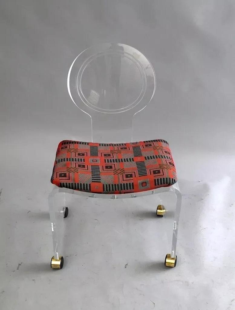 Vintage Mid Century Modern Clear Lucite Waterfall Vanity Chair by Hill Mfg. Item features thick clear bent lucite construction, round back with etched detailing, rolling casters, upholstered seat, original label, great Modernist form. Circa Late