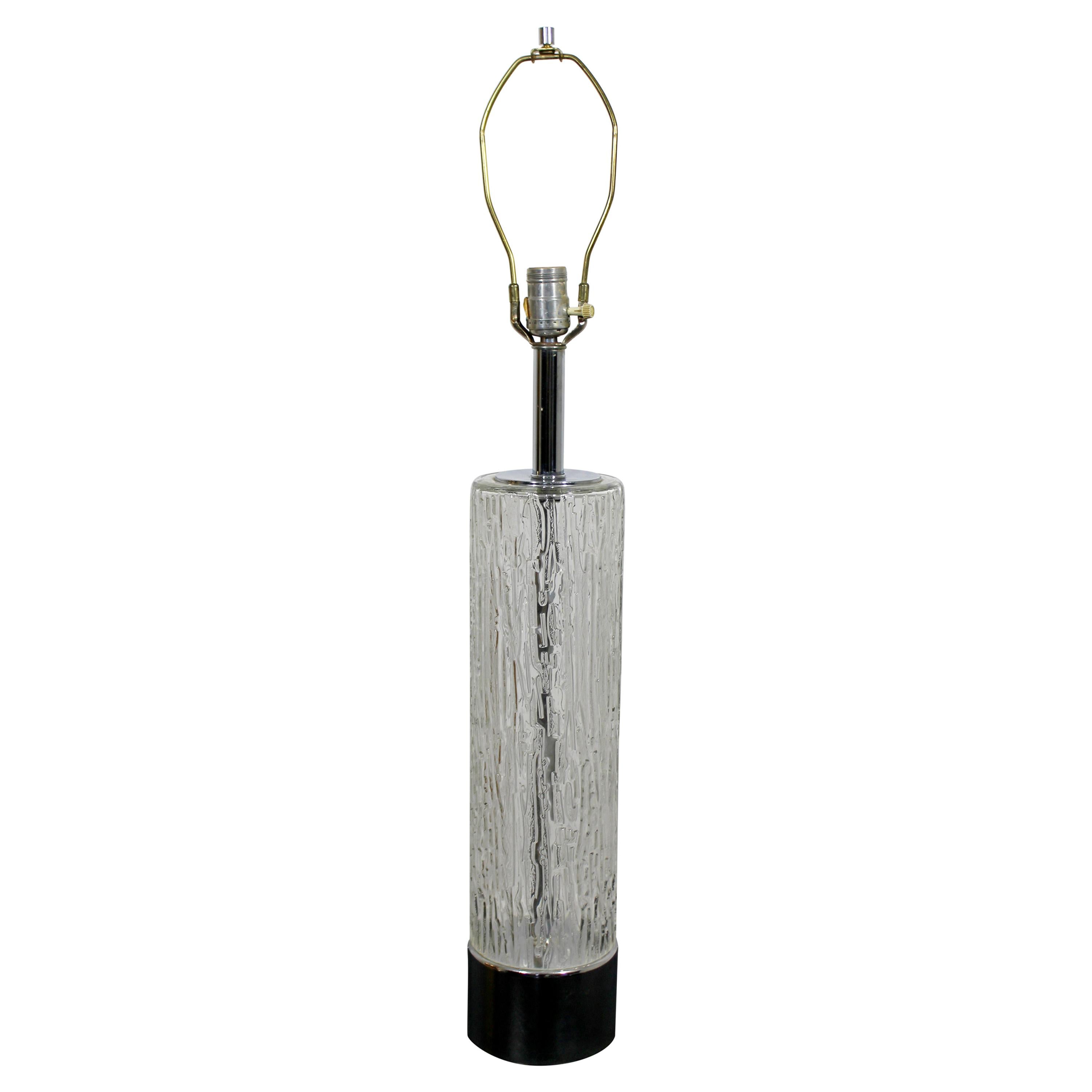 Lampe de table en verre transparent de Murano:: style moderne du milieu du siècle:: base chromée:: Italie 1970 en vente