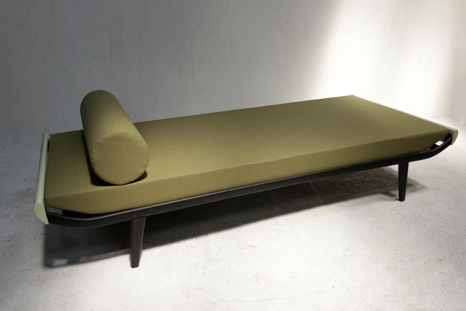 Mid-Century Modern Cleopatra Daybed Olive green by Dick Cordemeijer, 1953 In Good Condition In Boven Leeuwen, NL