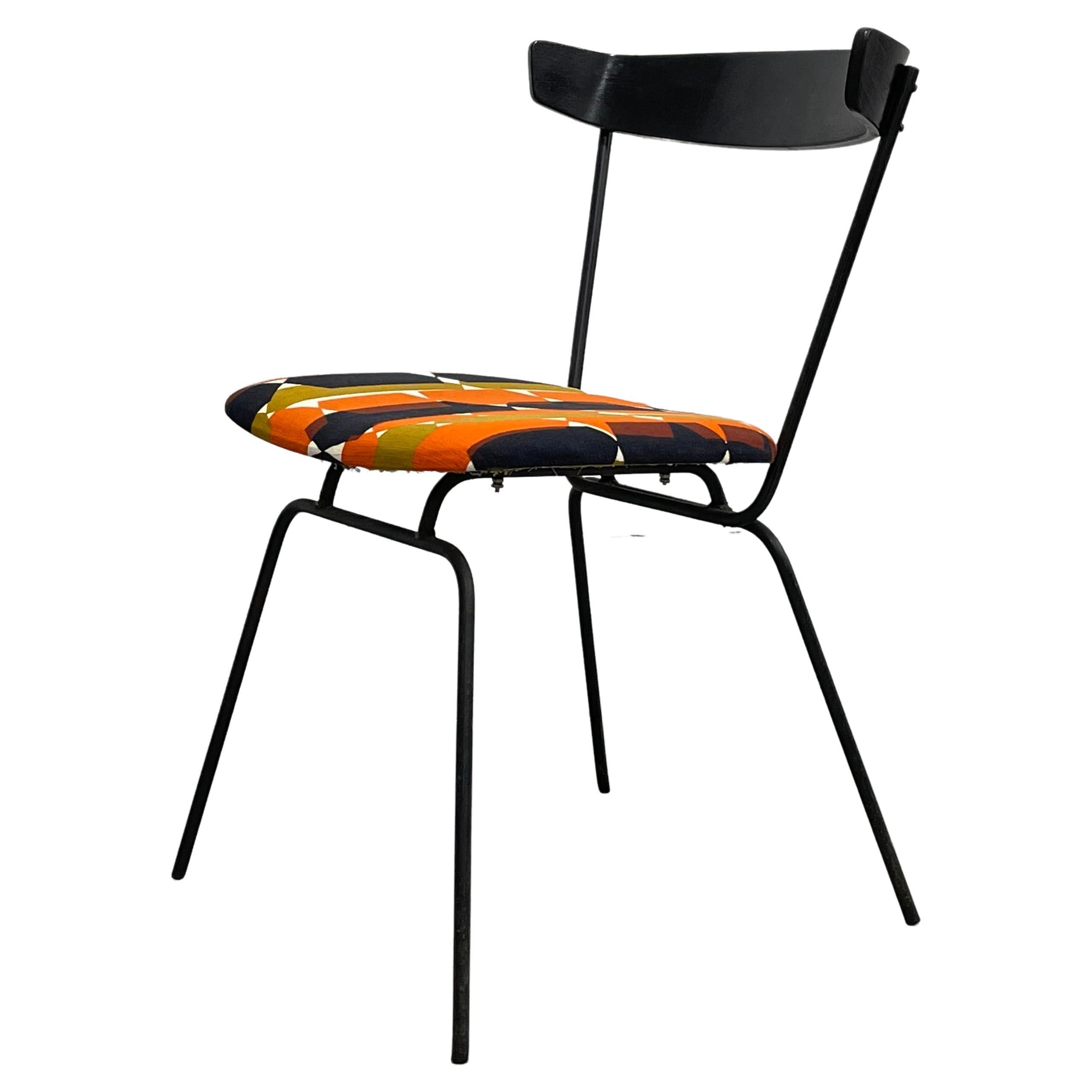 Mid Century Modern Beistellstuhl, entworfen von Clifford Pascoe. Die ebonisierte Rückenlehne passt zum schwarzen Eisengestell. Der Sitz wurde neu gepolstert mit einem unglaublichen Retro-Polster aus den 1960er Jahren, das wir für das perfekte Stück