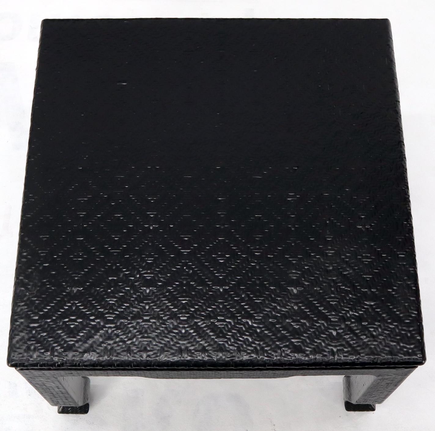 Table basse d'appoint carrée en tissu laqué noir dans le style de Karl Springer.