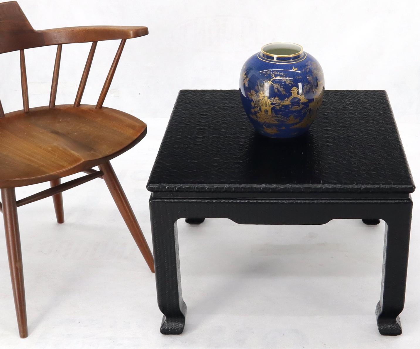 Laqué Table d'appoint carrée enveloppée de tissu mi-siècle moderne, table d'appoint carrée en vente