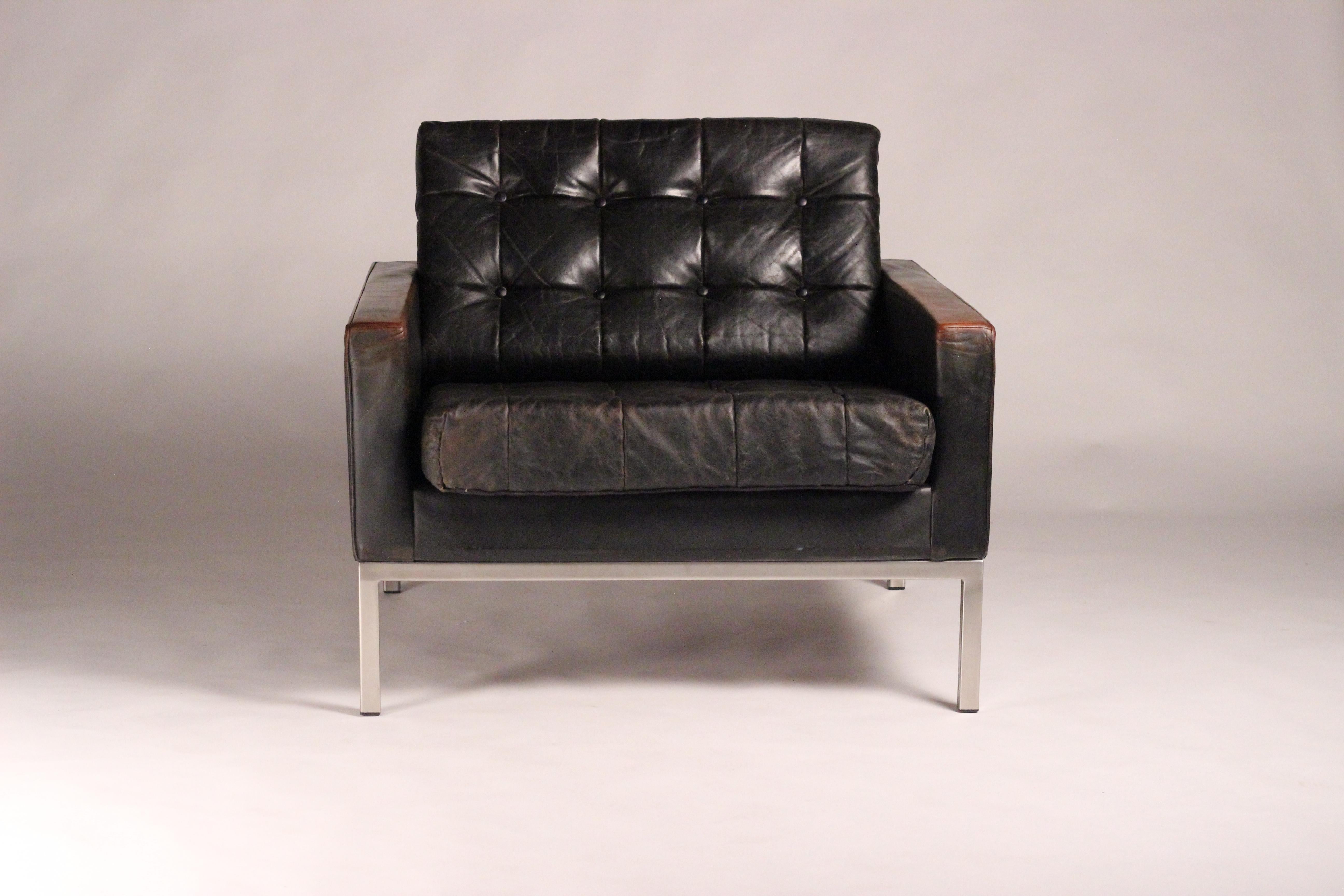 Mid-Century Modern Club armchair in Leather by British Designer Robin Day 5