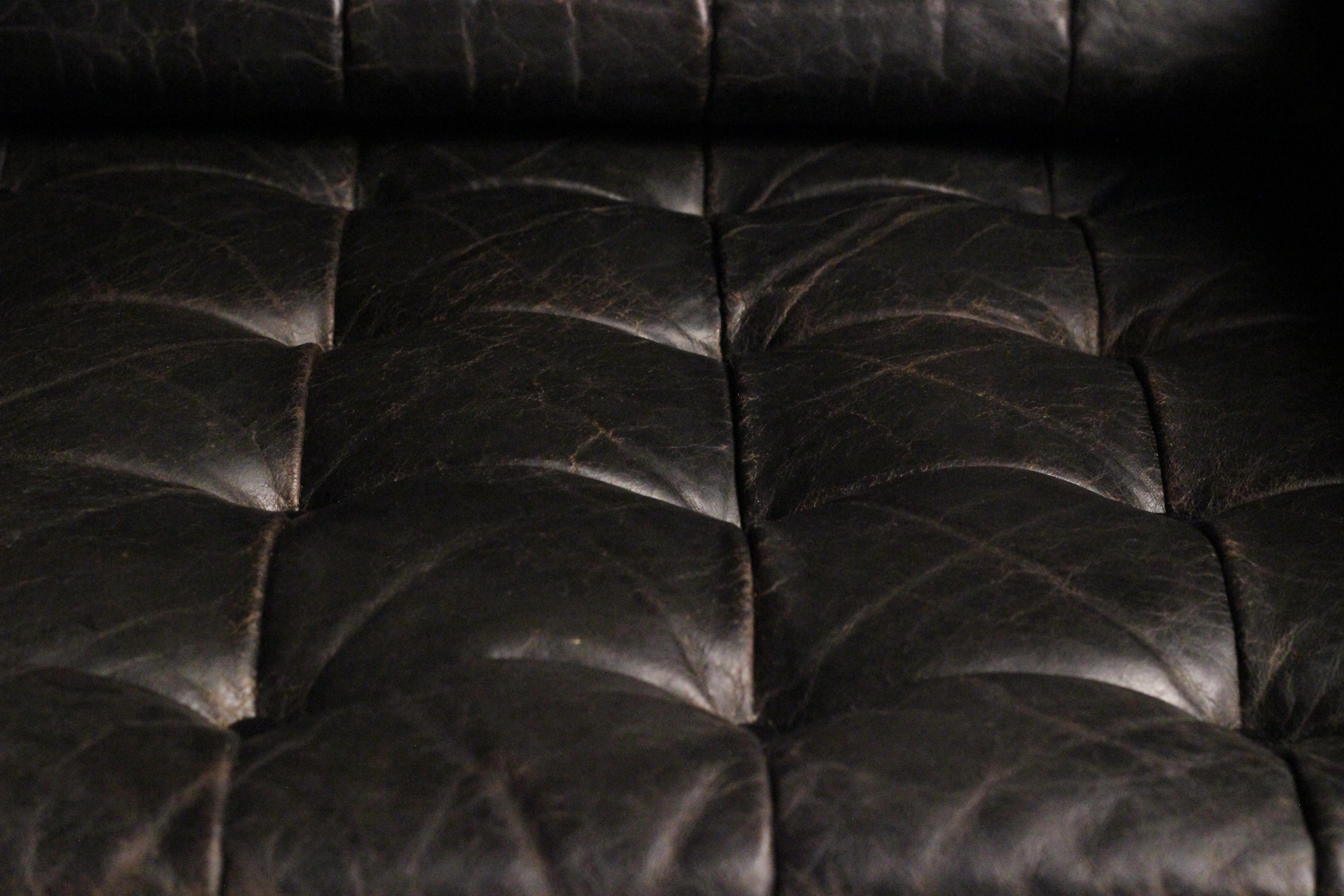 Mid-Century Modern Club armchair in Leather by British Designer Robin Day 6