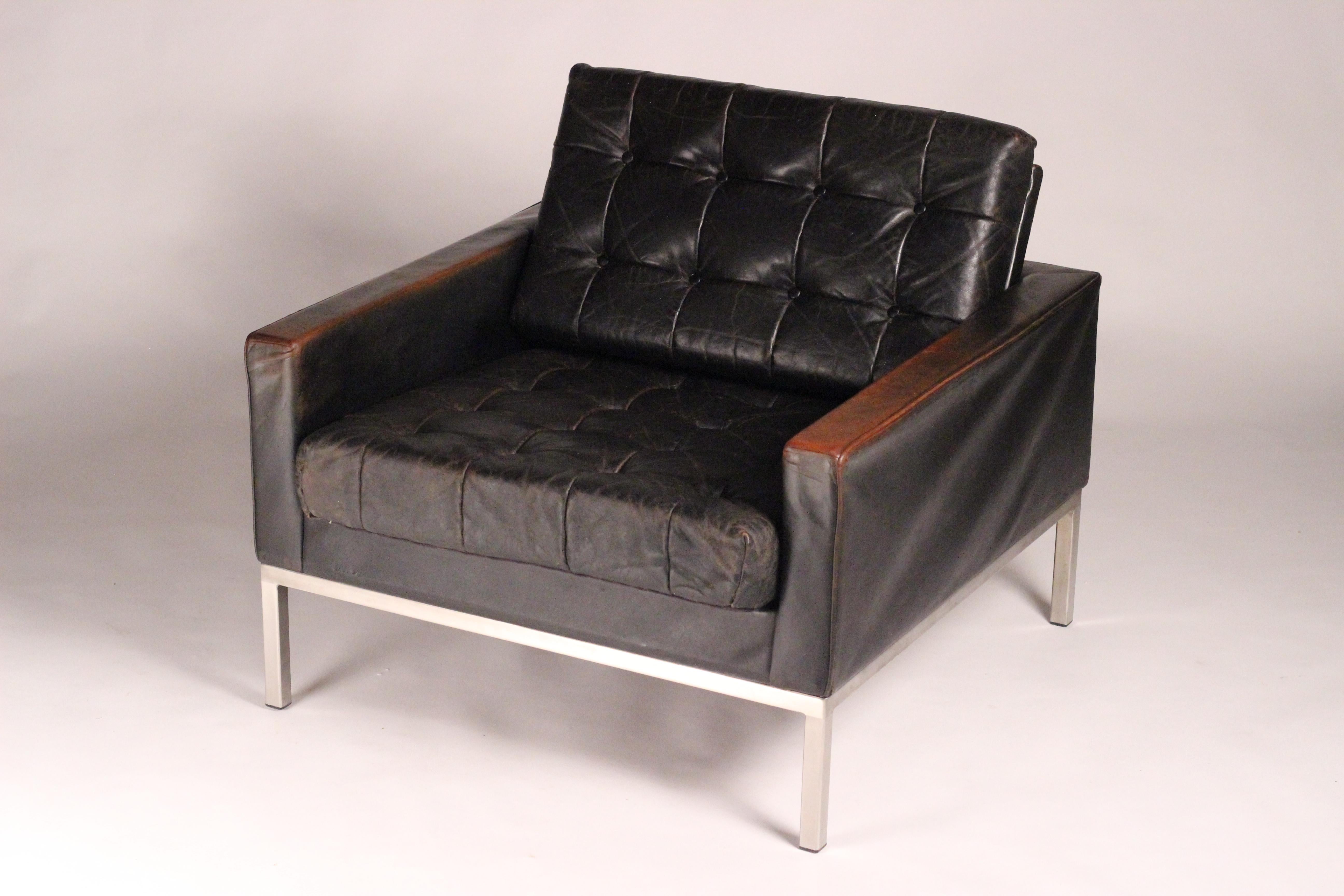 Mid-Century Modern Club armchair in Leather by British Designer Robin Day In Good Condition In London, GB