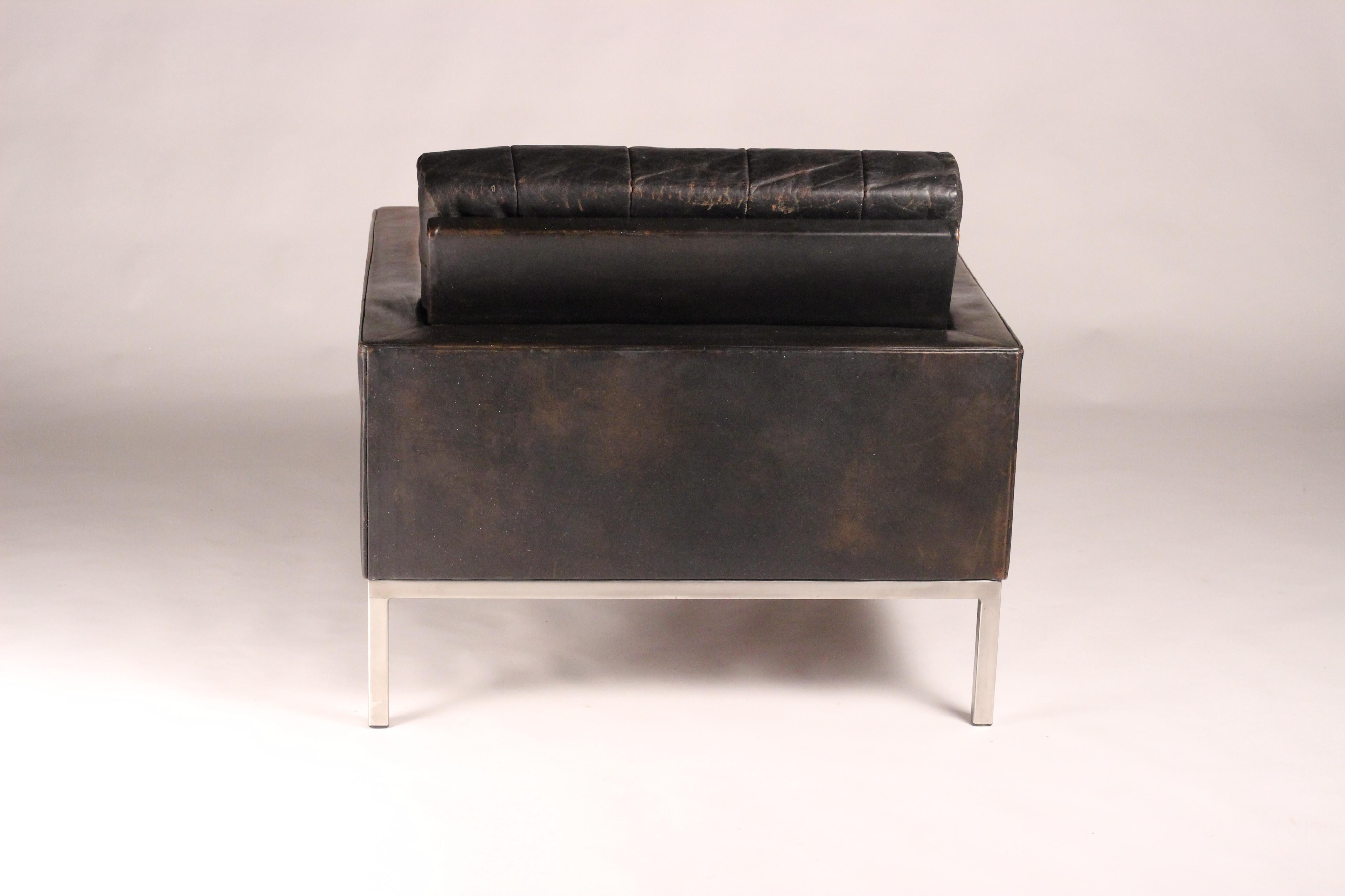 Mid-Century Modern Club armchair in Leather by British Designer Robin Day 2