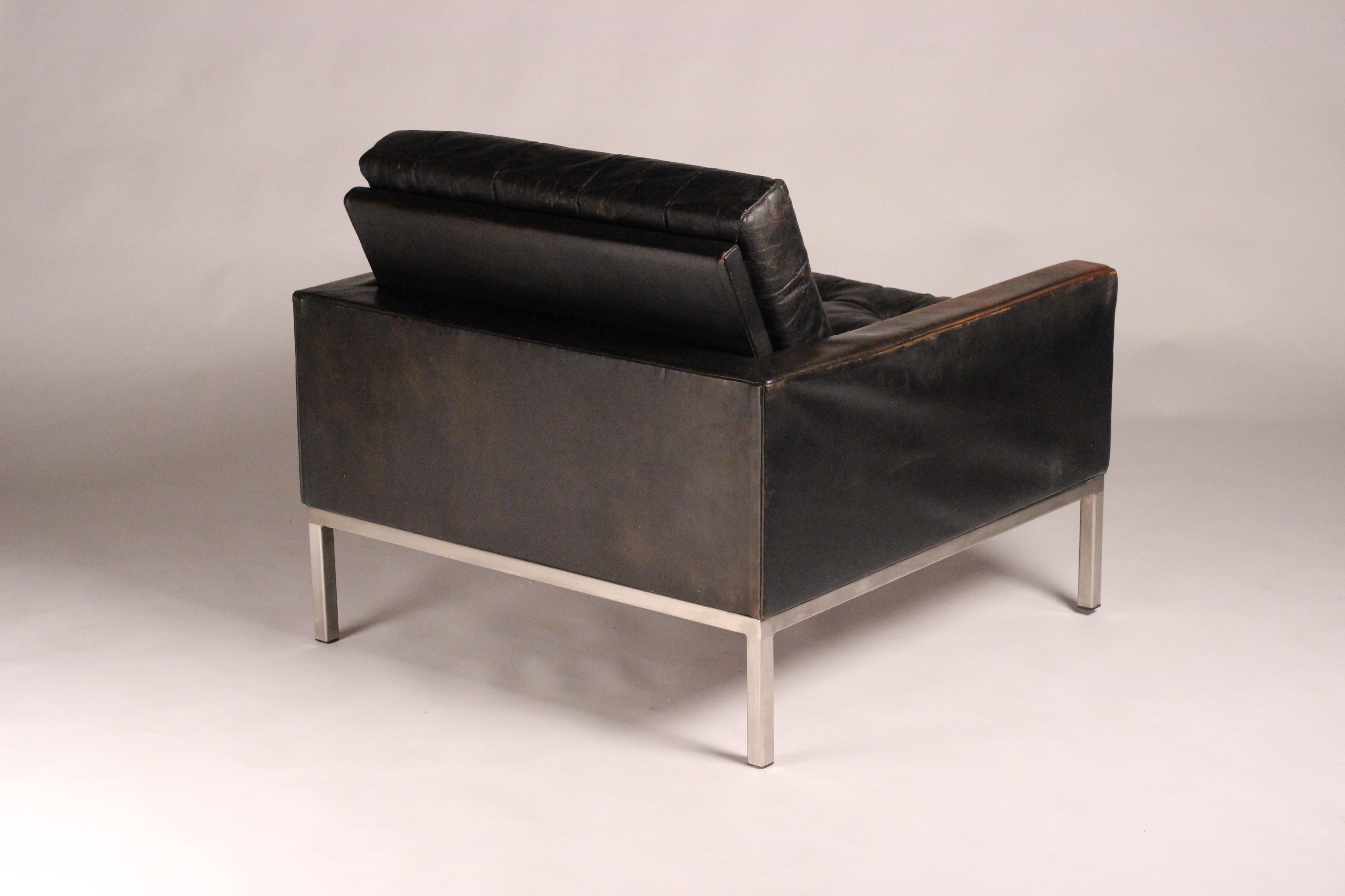 Mid-Century Modern Club armchair in Leather by British Designer Robin Day 3