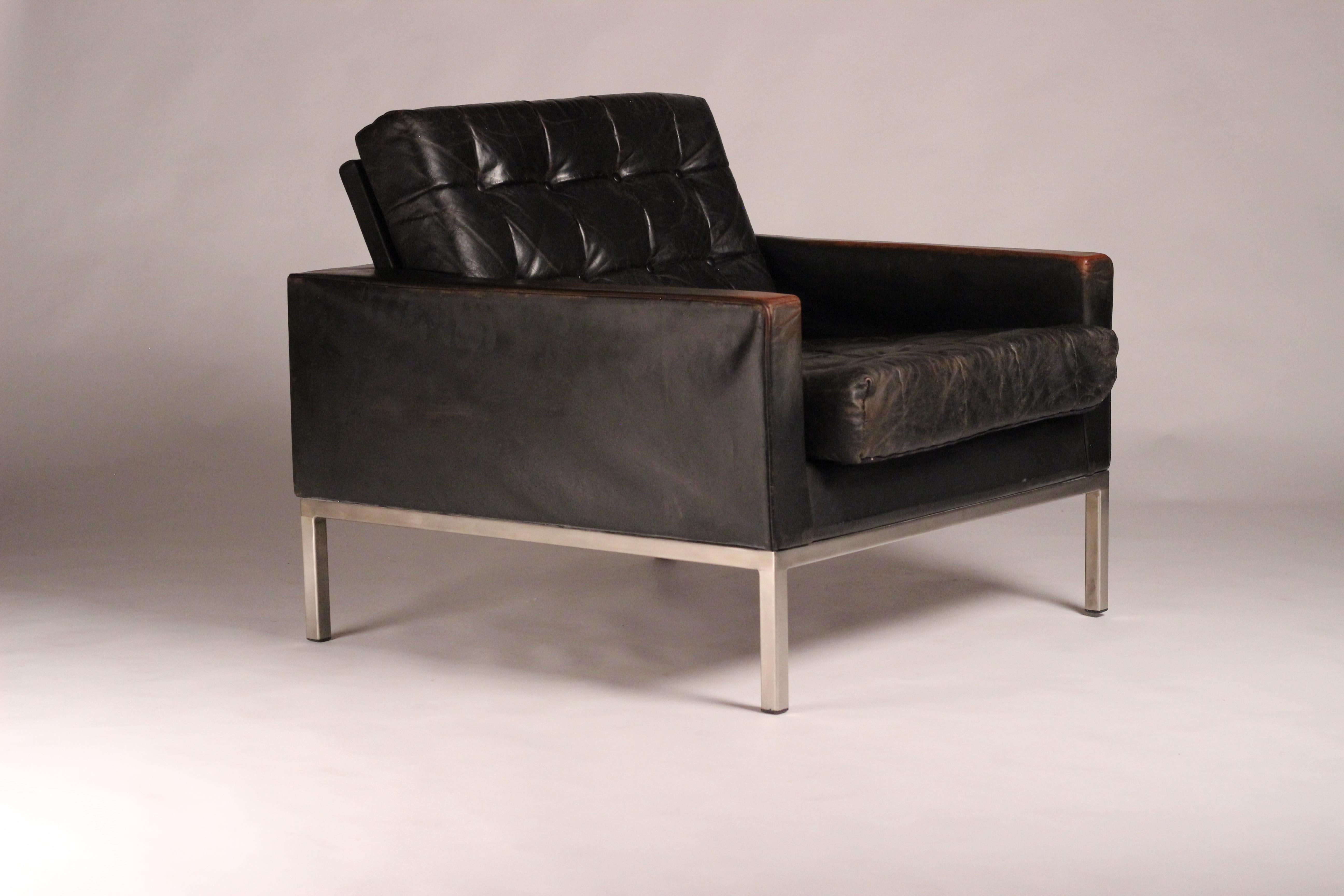 Mid-Century Modern Club armchair in Leather by British Designer Robin Day 4
