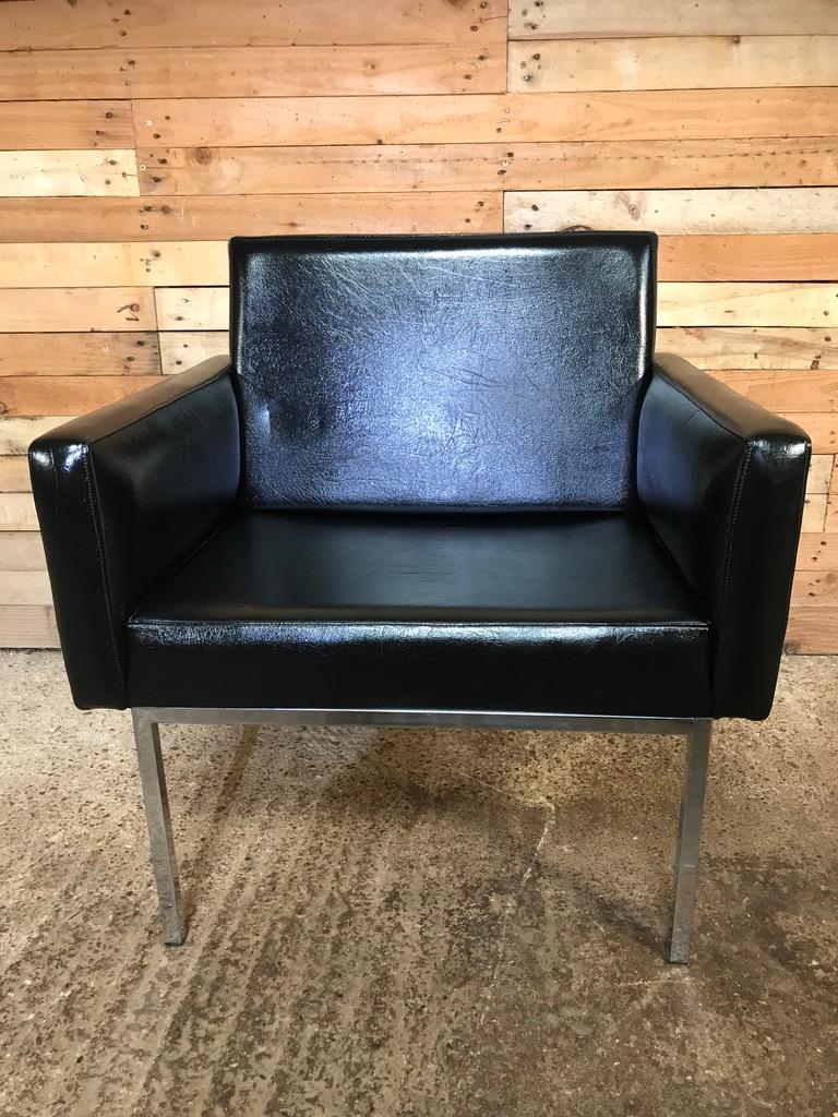 Mid-Century Modern Club Sessel im Stil des britischen Designers Robin Day

Original niederländischer Stuhl aus den 1960er Jahren im Stil von Robin Day

Größe: Sitzhöhe 41cm, Rückenhöhe 76cm, Tiefe 61cm, Breite 72cm.