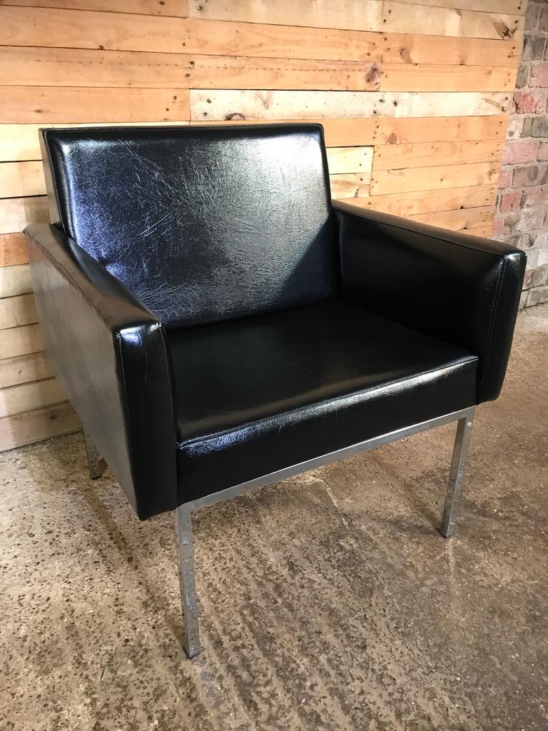 Dutch Mid-Century Modern Club Armchair in the Style of British Designer Robin Day For Sale