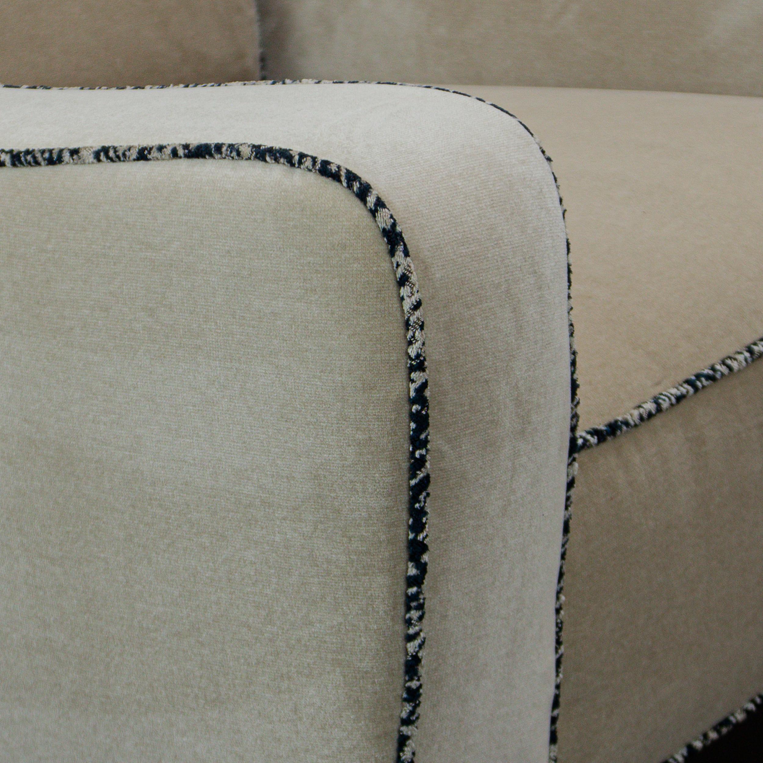 Moderner Clubsessel aus der Jahrhundertmitte mit beigem Samt und karbongebeizten Beinen, Custom NA im Angebot 5