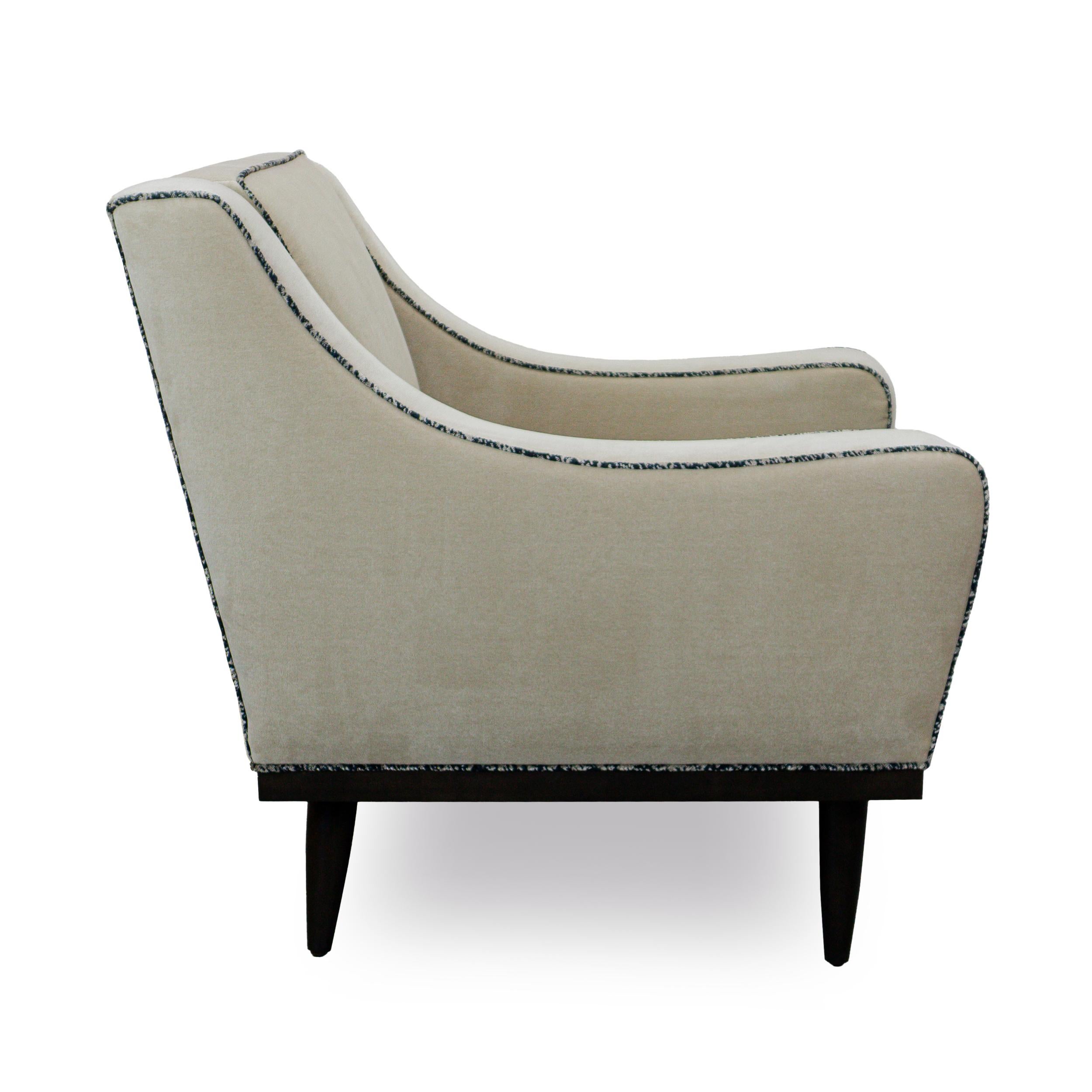 Moderner Clubsessel aus der Jahrhundertmitte mit beigem Samt und karbongebeizten Beinen, Custom NA im Angebot 1