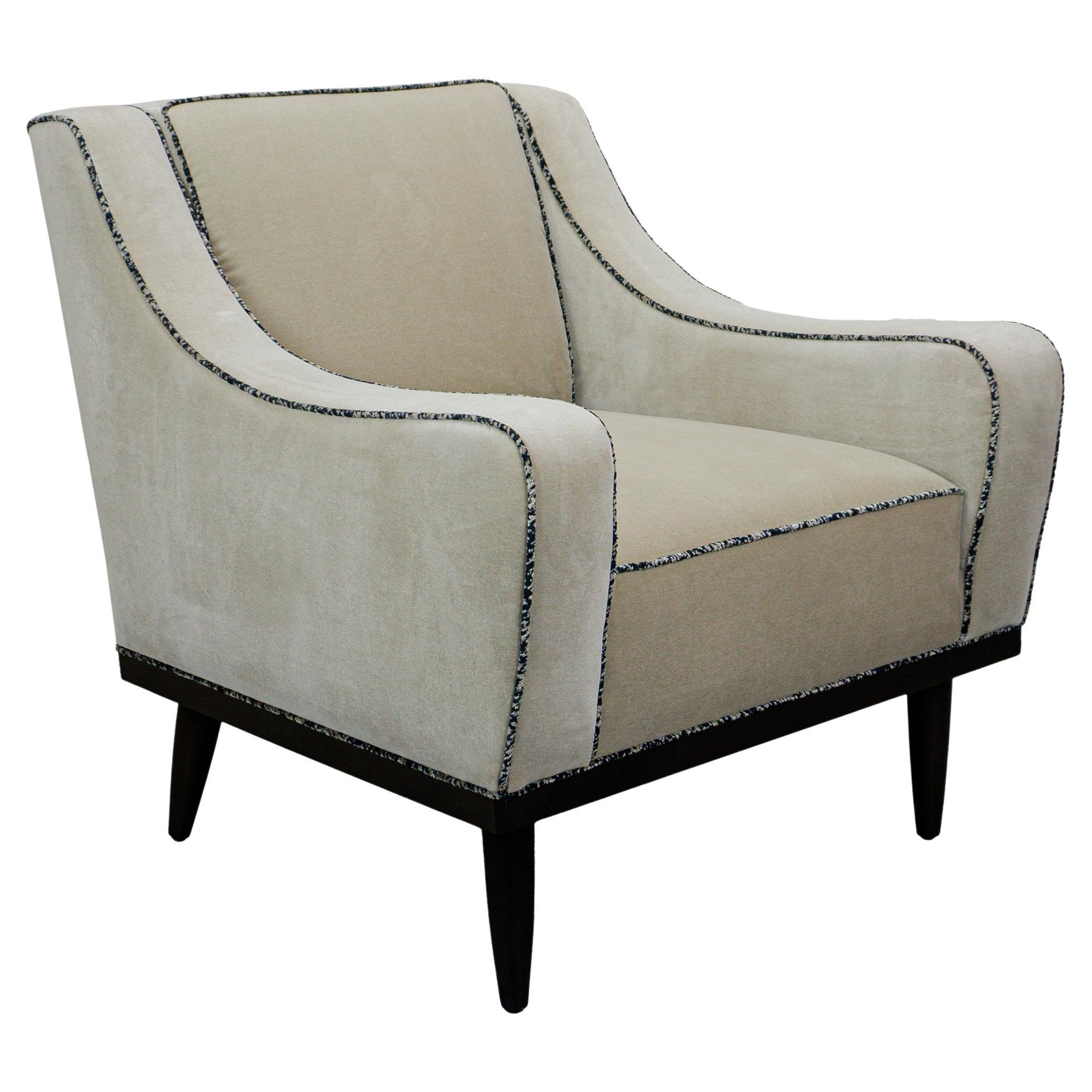 Moderner Clubsessel aus der Jahrhundertmitte mit beigem Samt und karbongebeizten Beinen, Custom NA im Angebot