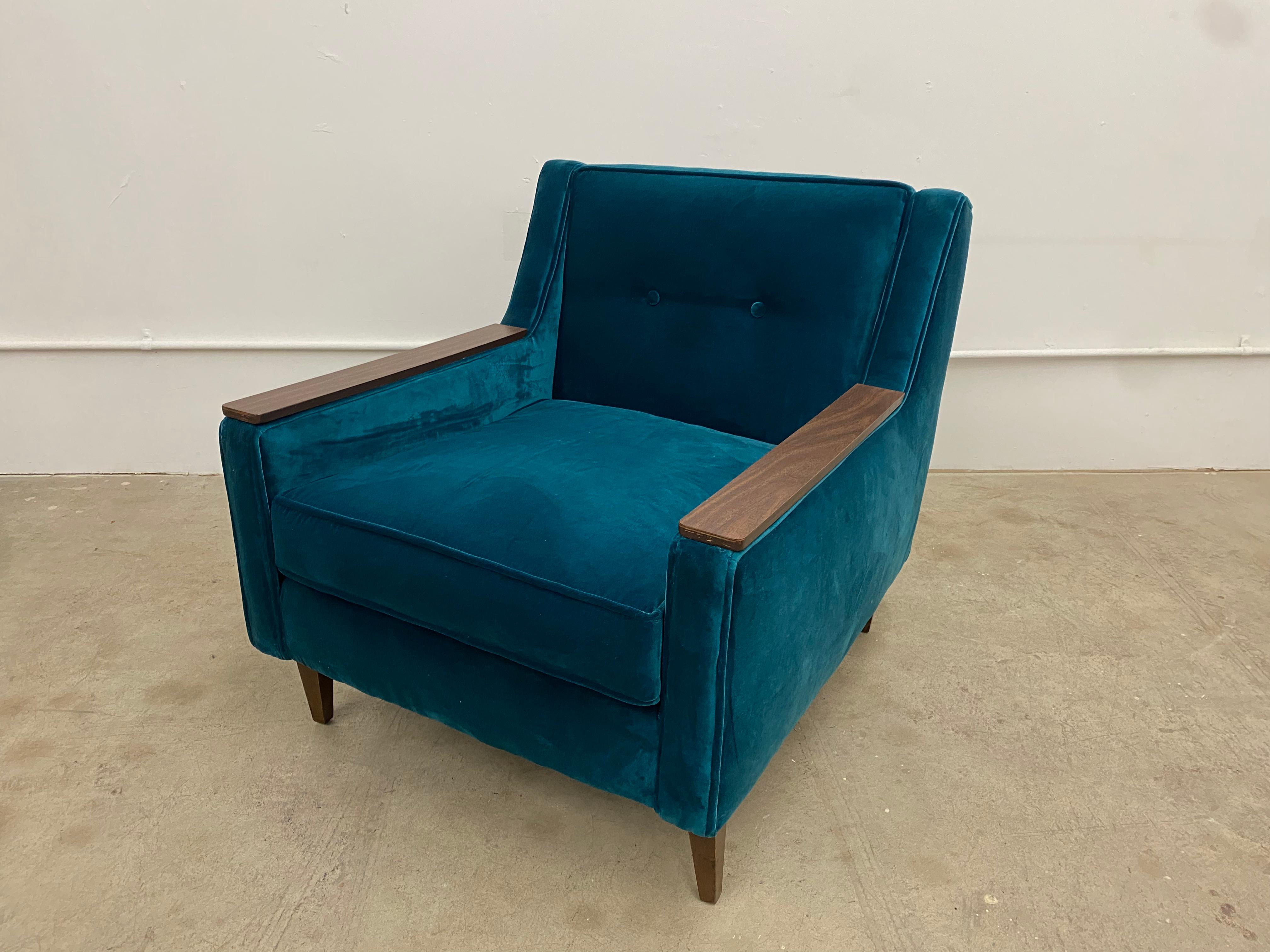 Newly reupholstered Mid Century Modern Club Chair in green velvet.  Dark teal velvet upholstery with Walnut arm caps and legs.  The tufted back adds a touch of sophistication, making this armchair a stylish and functional addition to any room.

In
