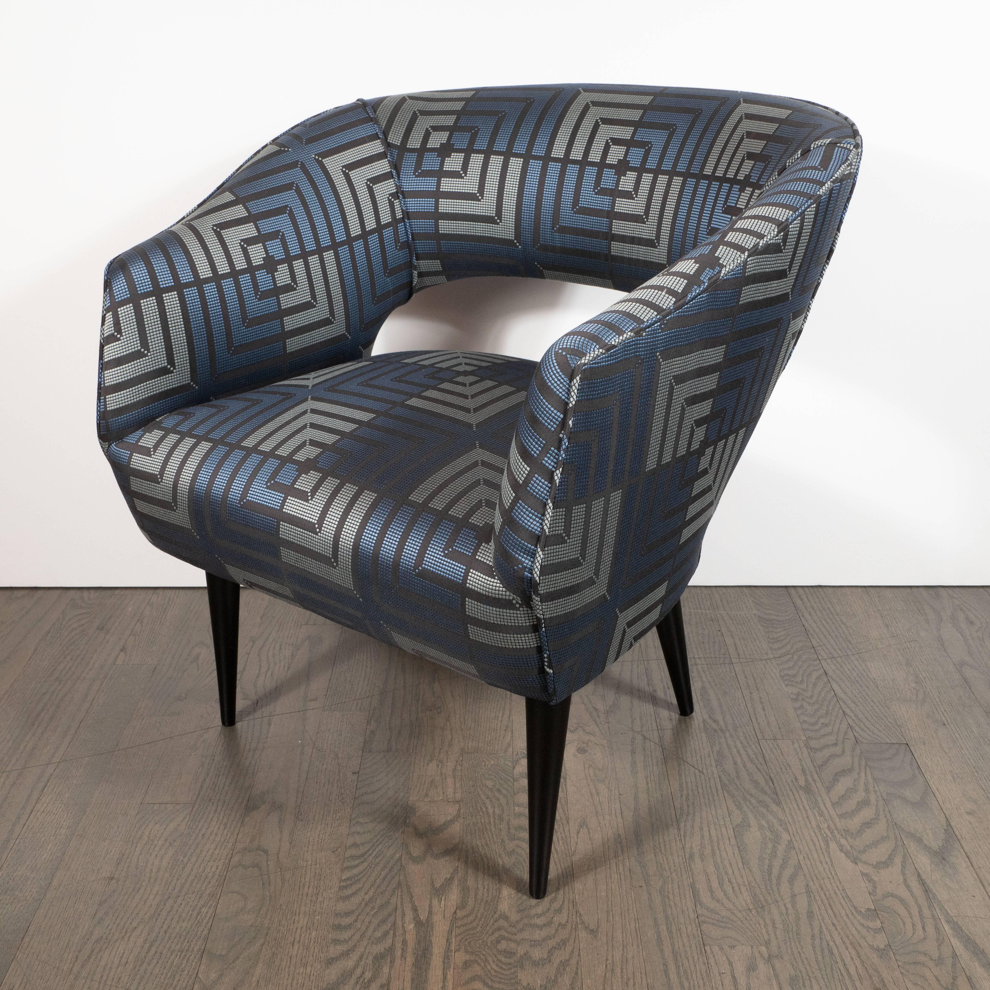 Américain Fauteuil club moderne du milieu du siècle dernier en tissu saphir et platine avec noyer ébénisé en vente