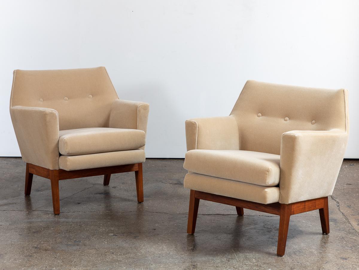 Stylish pair of vintage lounge chairs in luxurious Knoll mohair. These high-quality mid-century modern chairs take note the angular and sleek designs of Danish American designer Jens Risom. The angular silhouette is dressed up with dapper buttons, a