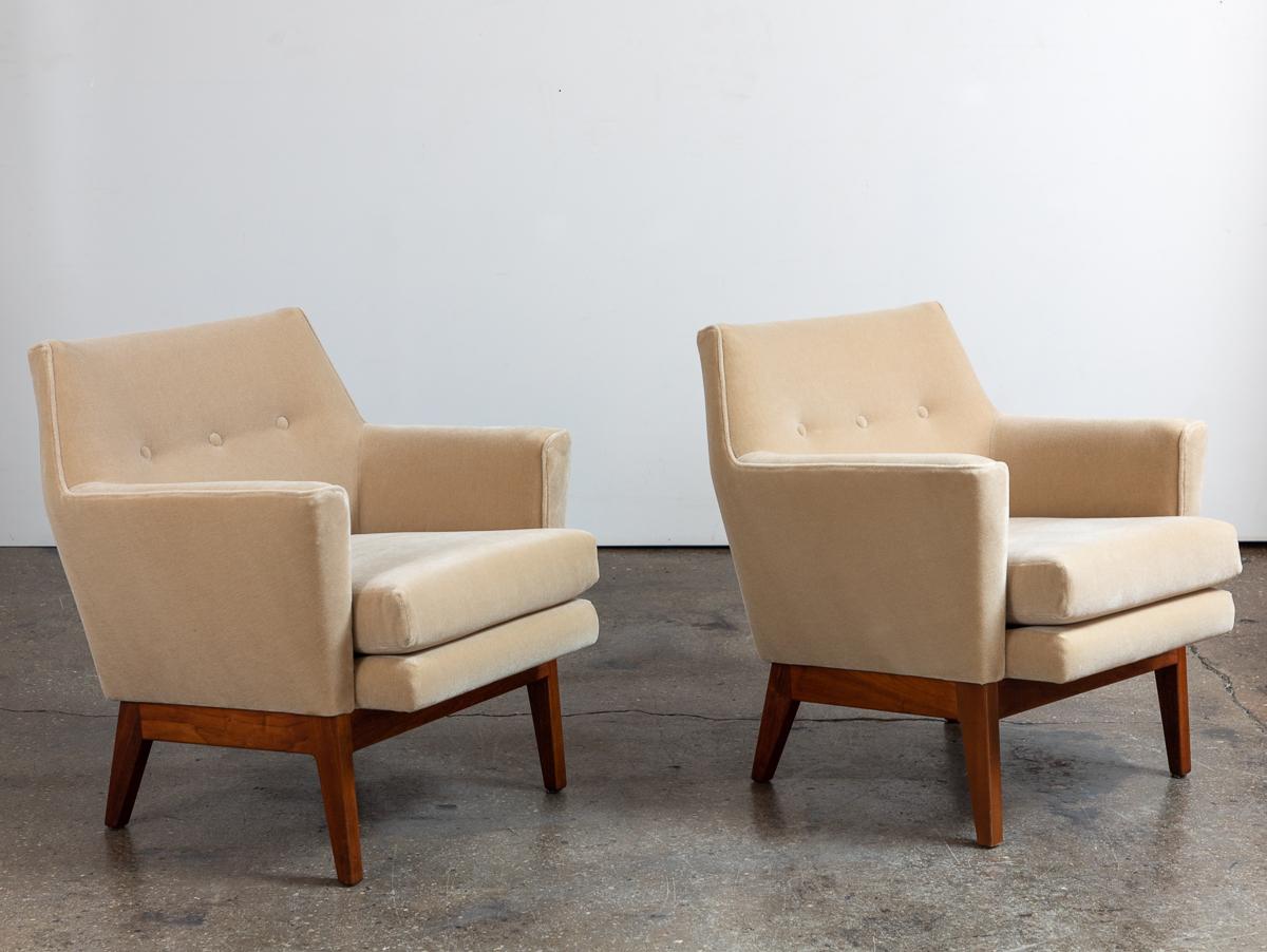 Mid Century Modern Club Chairs in Jens Risom Style in Knoll Velvet In Excellent Condition For Sale In Brooklyn, NY