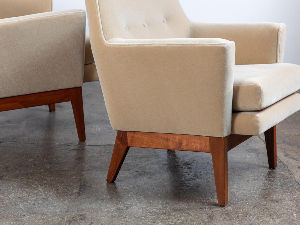 Mid Century Modern Club Chairs in Jens Risom Style in Knoll Velvet For Sale 1