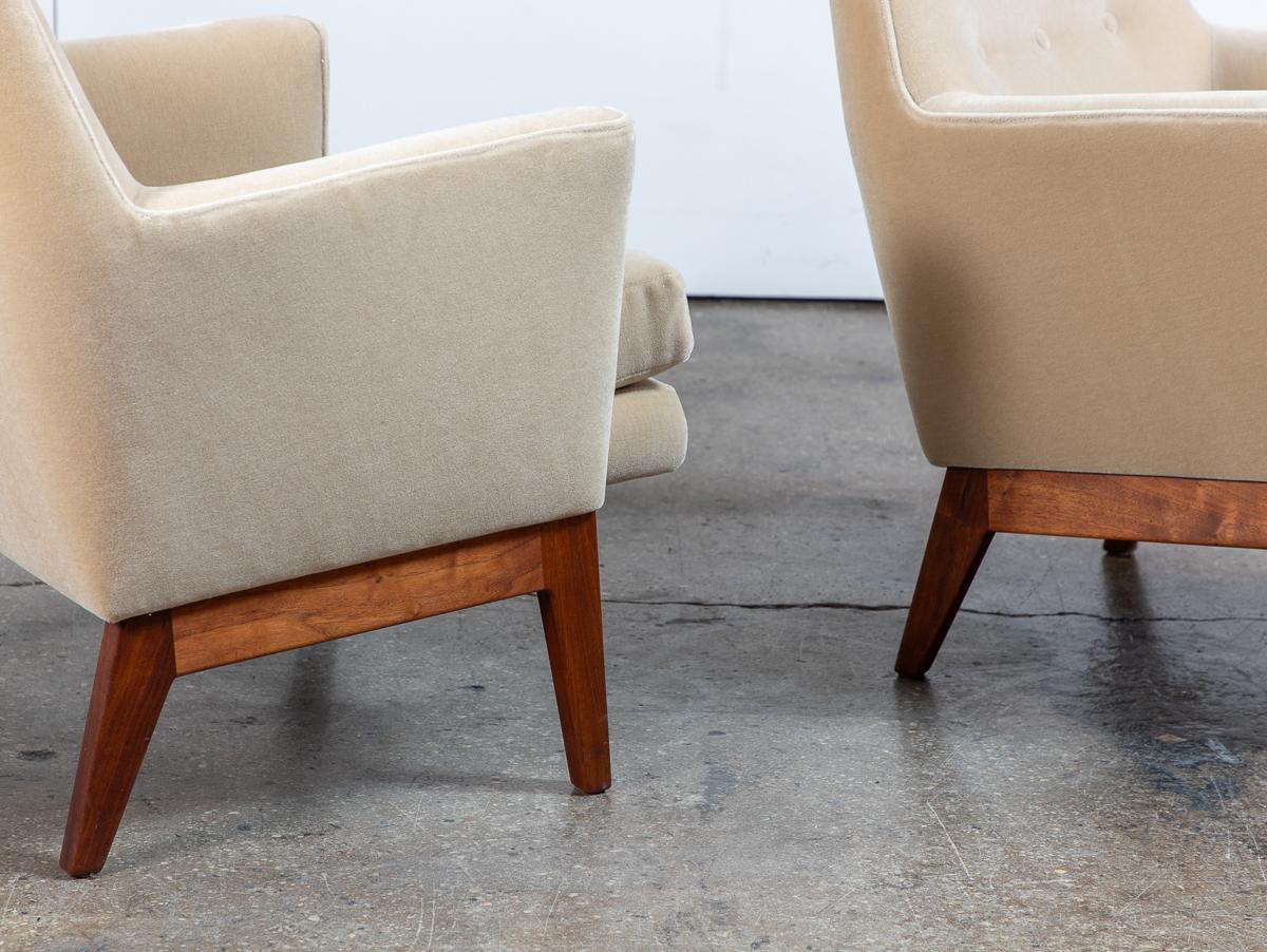 Mid Century Modern Club Chairs in Jens Risom Style in Knoll Velvet For Sale 2